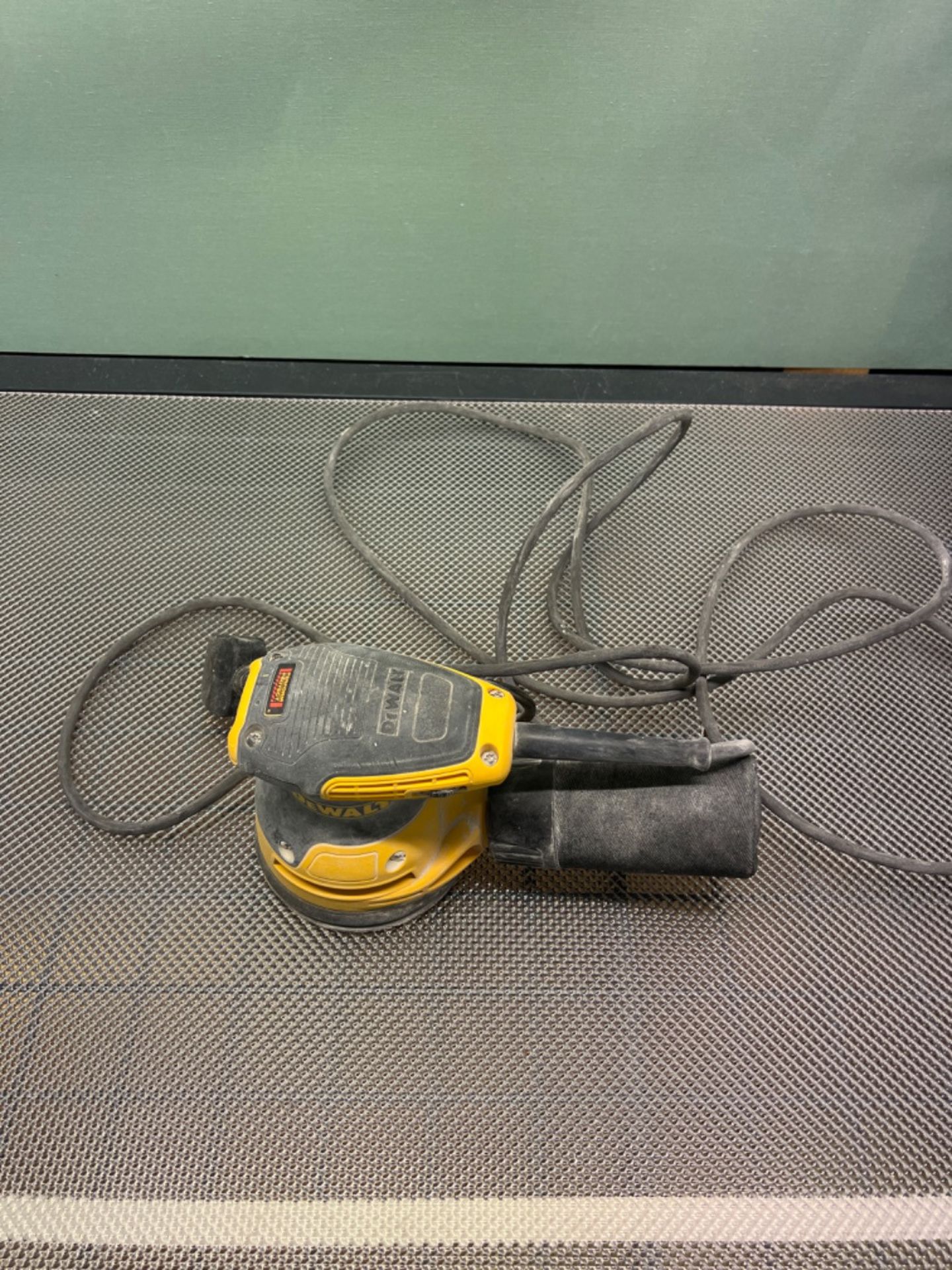 Dewalt DEWDWE6423 Eccentric Sander, Yellow / Black - Image 2 of 3