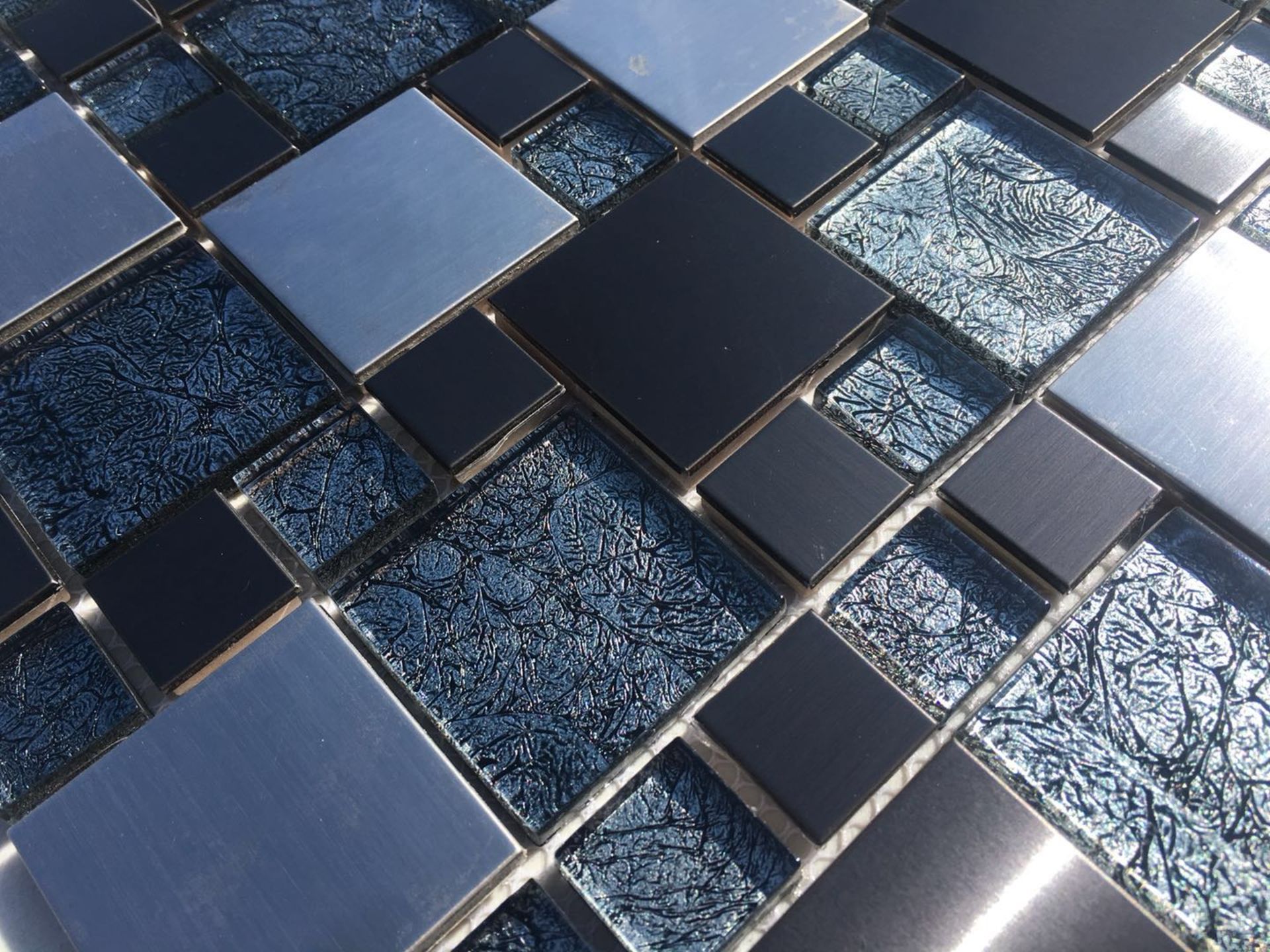 10 Square Metres - High Quality Glass/Stainless Steel Mosaic Tiles - Image 5 of 5
