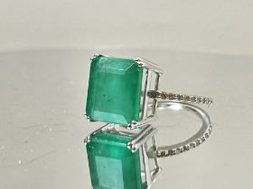 Beautiful 7.19CT Natural Emerald With Natural Diamonds & 18k White Gold