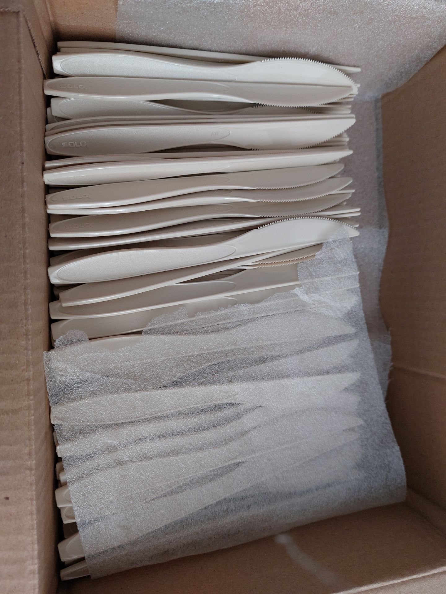 200 Plastic Knives In Plastic, Champagne Colour - Image 3 of 3