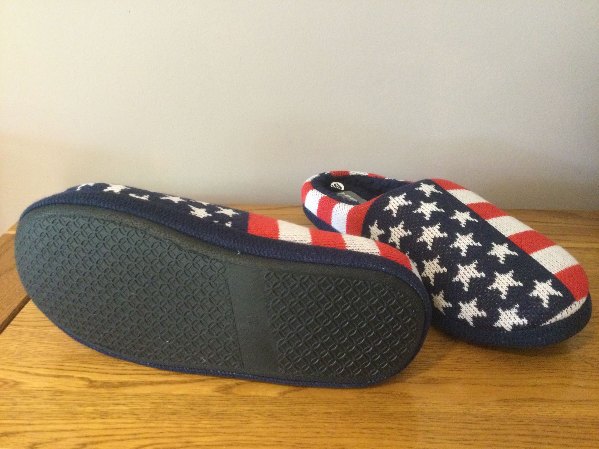 Job Lot 10 x Pairs Men's Dunlop, “USA Stars and Stripes” Memory Foam, Mule Slippers, Size M (8/9) - Image 5 of 7