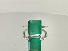 Beautiful 7.19CT Natural Emerald With Natural Diamonds & 18k White Gold