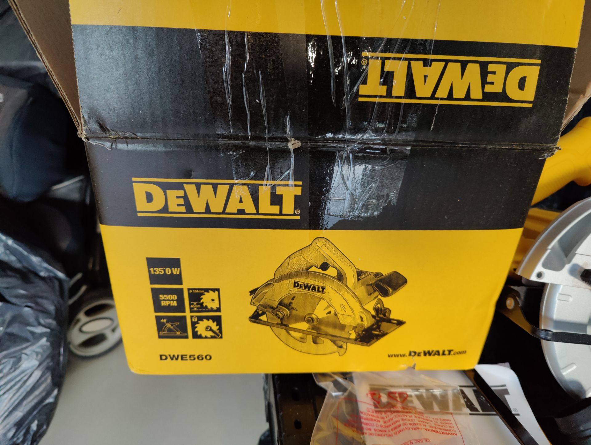 New DEWALT DWE560-GB, 240V 184MM 65MM COMPACT CIRCULAR SAW RRP £90 - Bild 2 aus 3