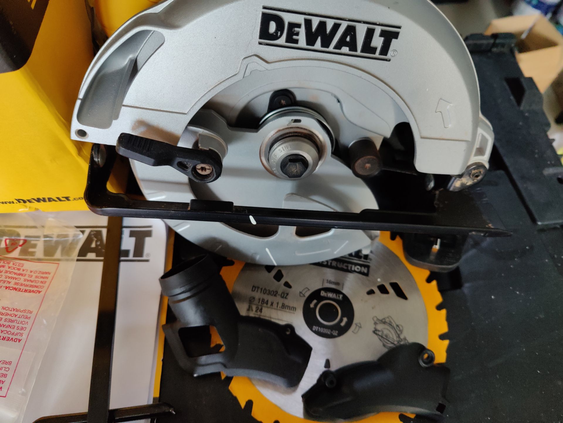 New DEWALT DWE560-GB, 240V 184MM 65MM COMPACT CIRCULAR SAW RRP £90 - Bild 3 aus 3