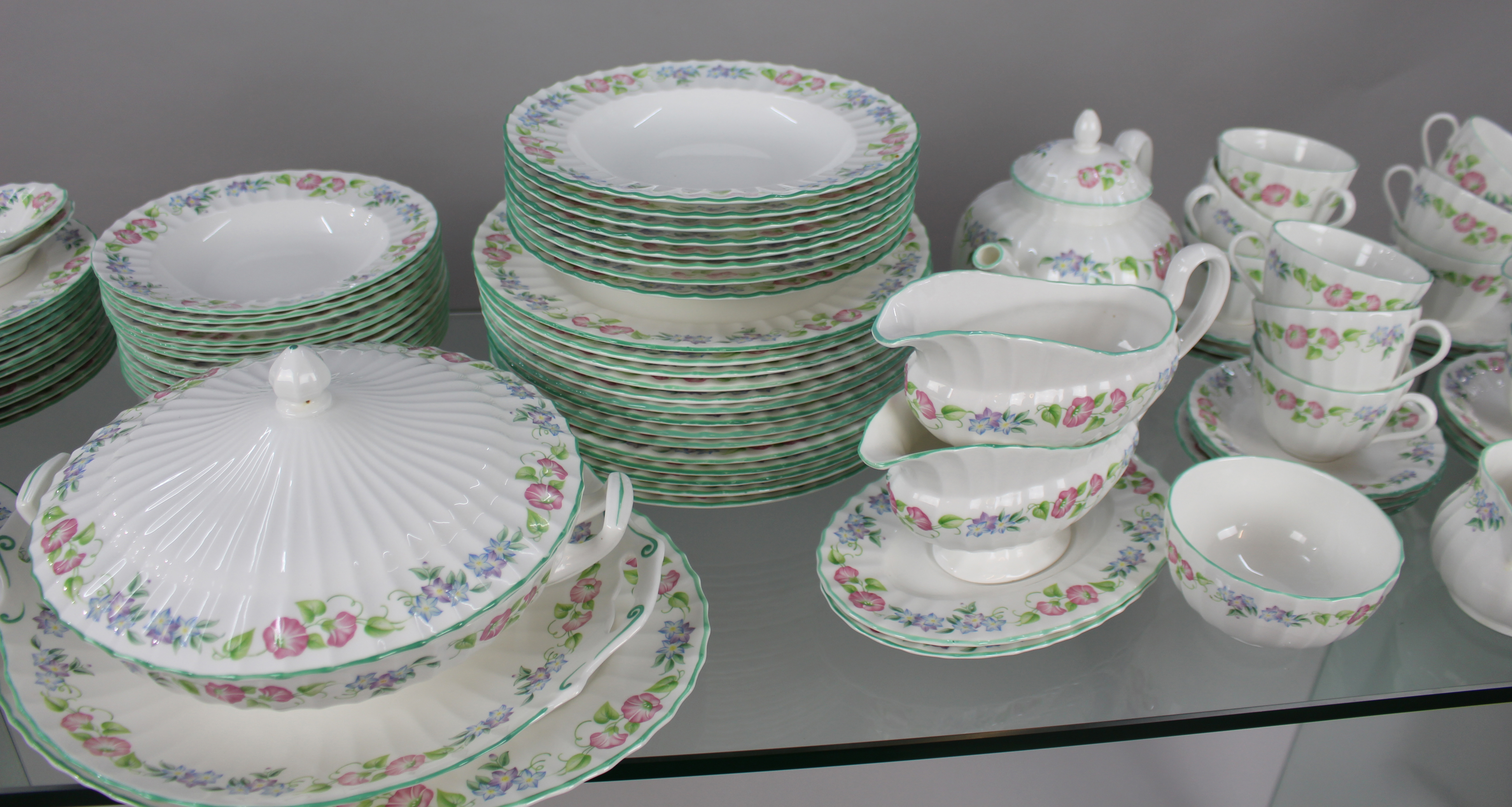 Royal Worcester English Garden 12 Place Dinner Service - Image 5 of 9