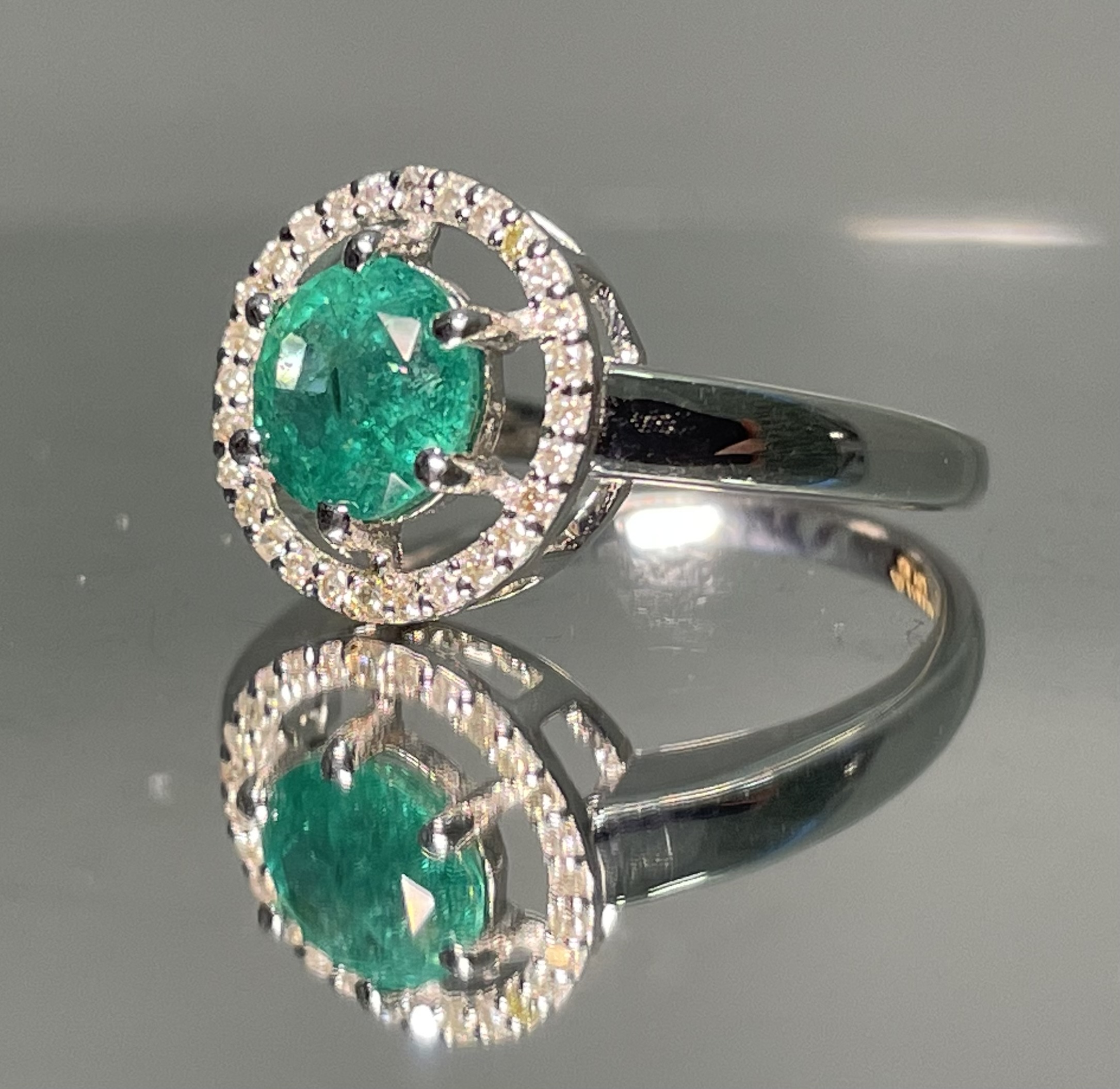 Beautiful Natural Emerald Ring With Natural Diamonds And 18k Gold - Image 5 of 8