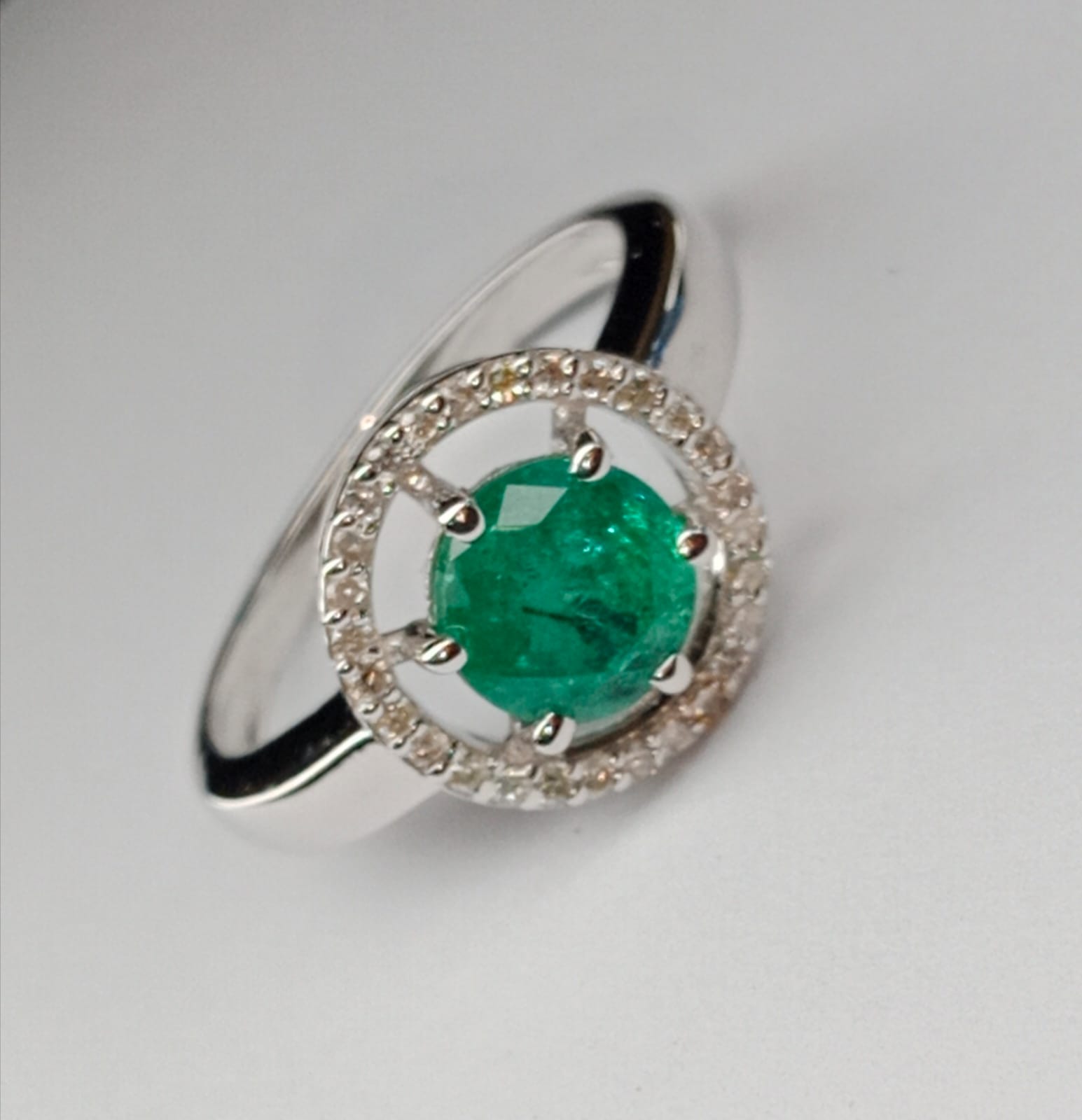 Beautiful Natural Emerald Ring With Natural Diamonds And 18k Gold - Image 7 of 8