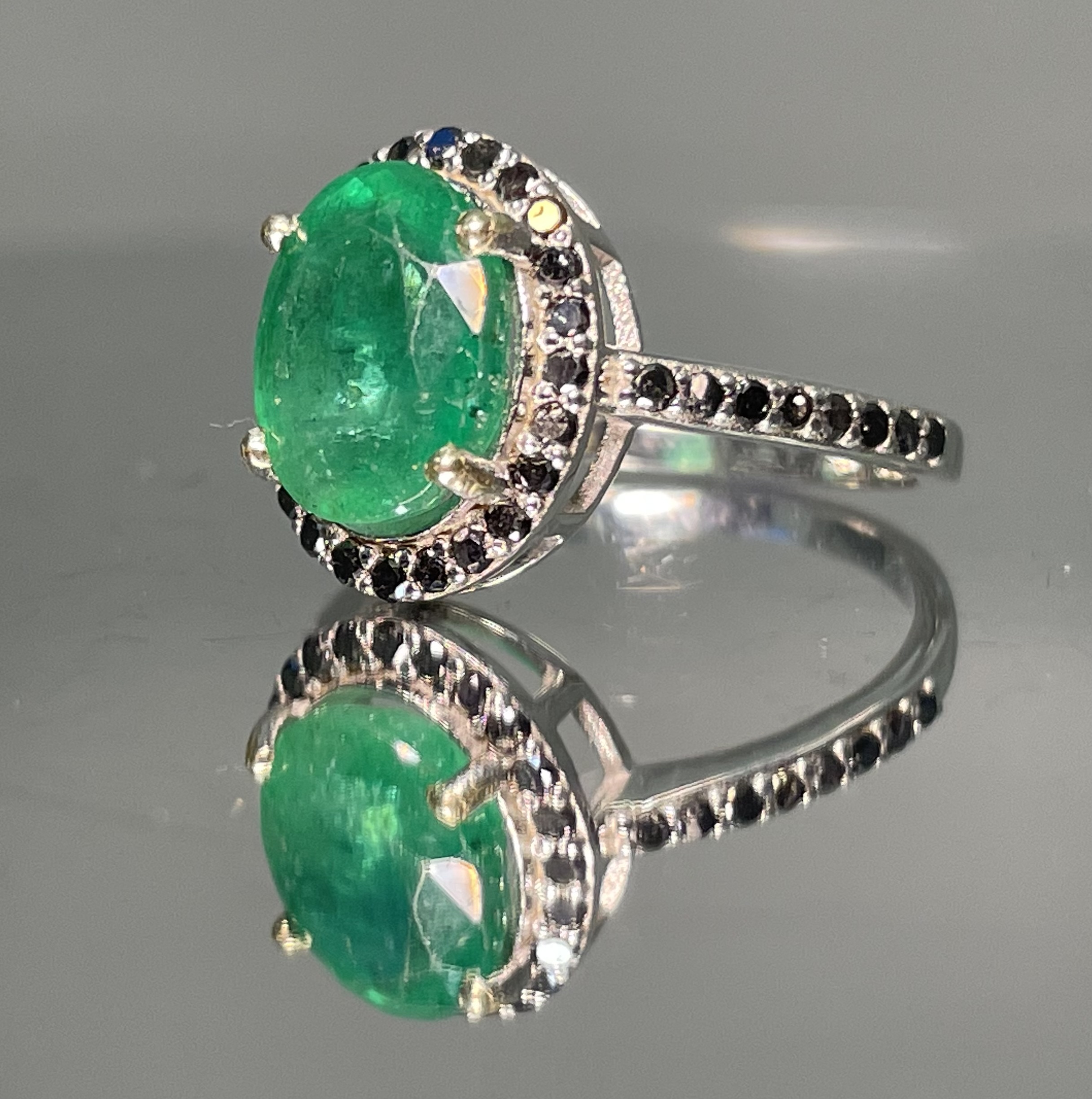 Beautiful Natural Emerald Ring With Natural Black Diamonds And 18k Gold - Image 2 of 6