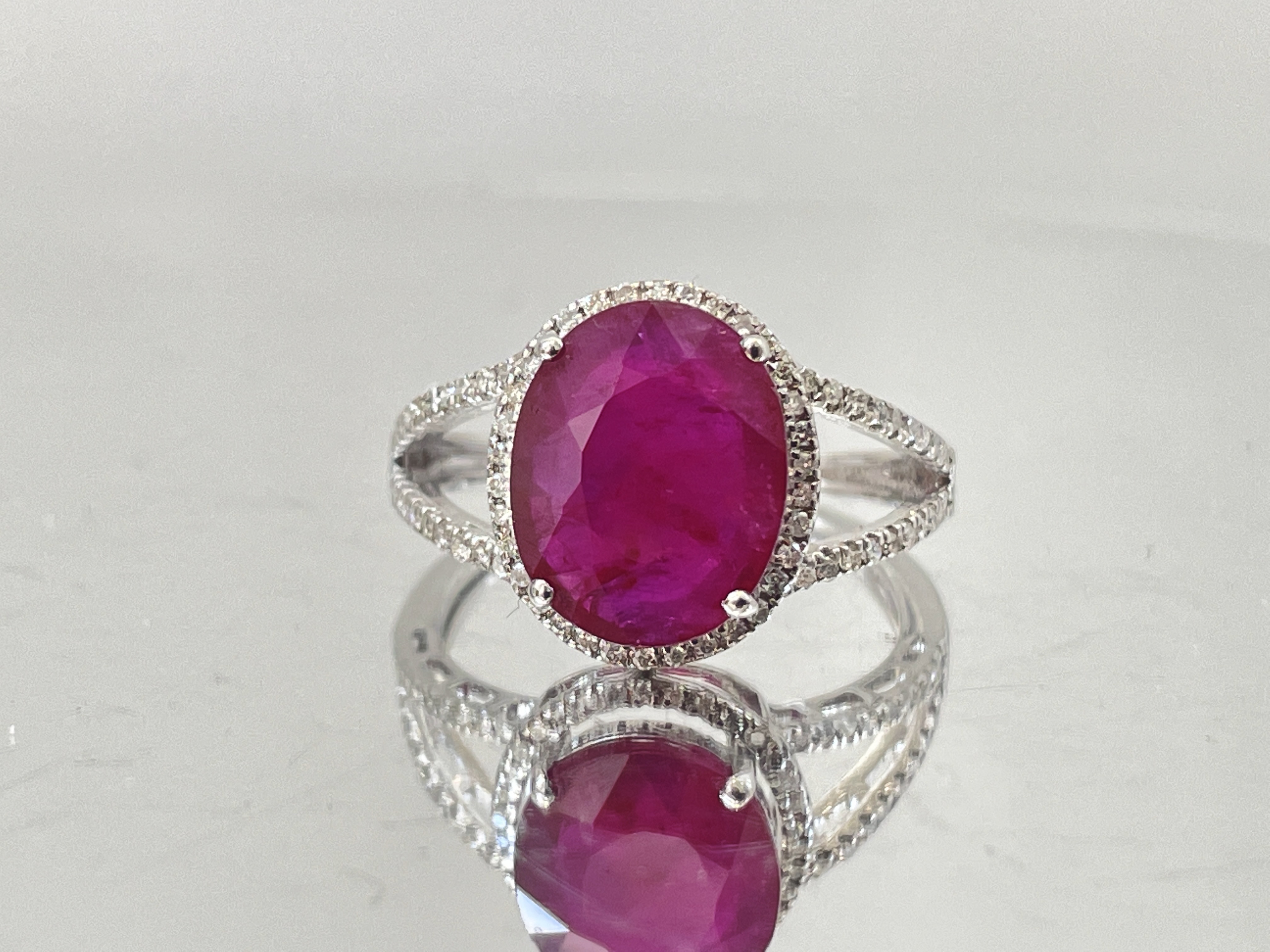 Natural Burma Ruby 3.77Ct With Natural Diamonds & 18kGold - Image 6 of 6