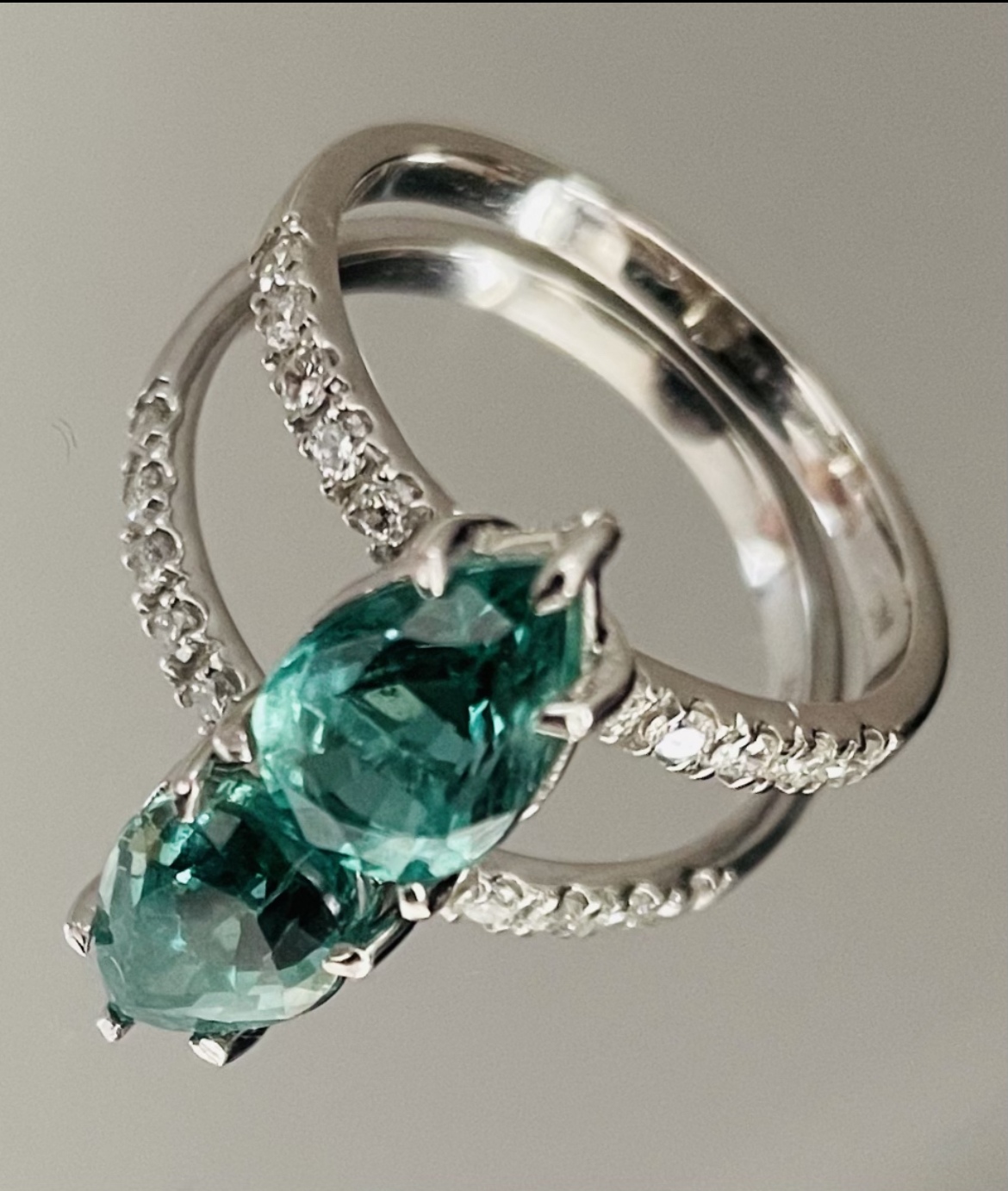 Beautiful Natural Emerald With Natural Diamonds & 18kGold - Image 6 of 6