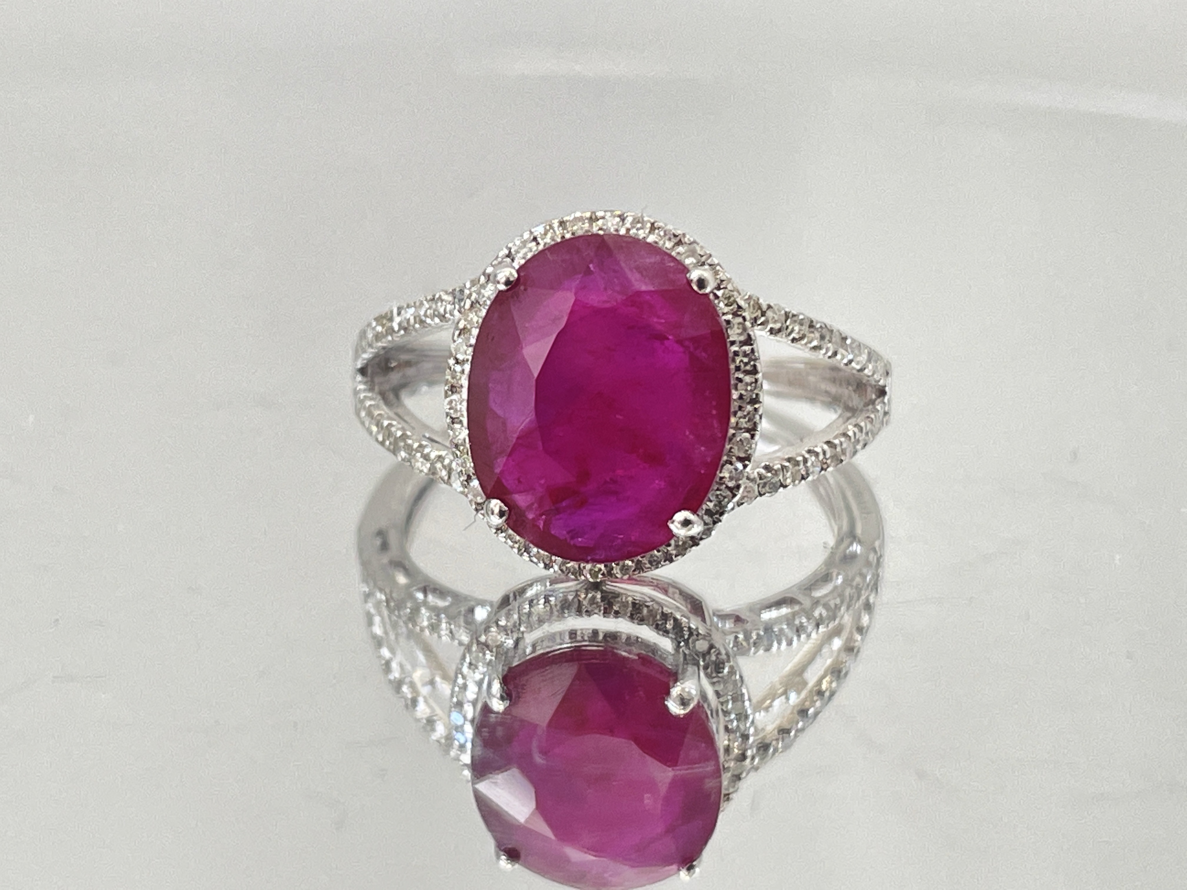 Natural Burma Ruby 3.77Ct With Natural Diamonds & 18kGold - Image 3 of 6