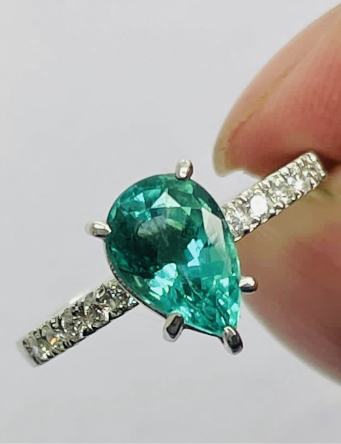 Beautiful Natural Emerald With Natural Diamonds & 18kGold - Image 2 of 6