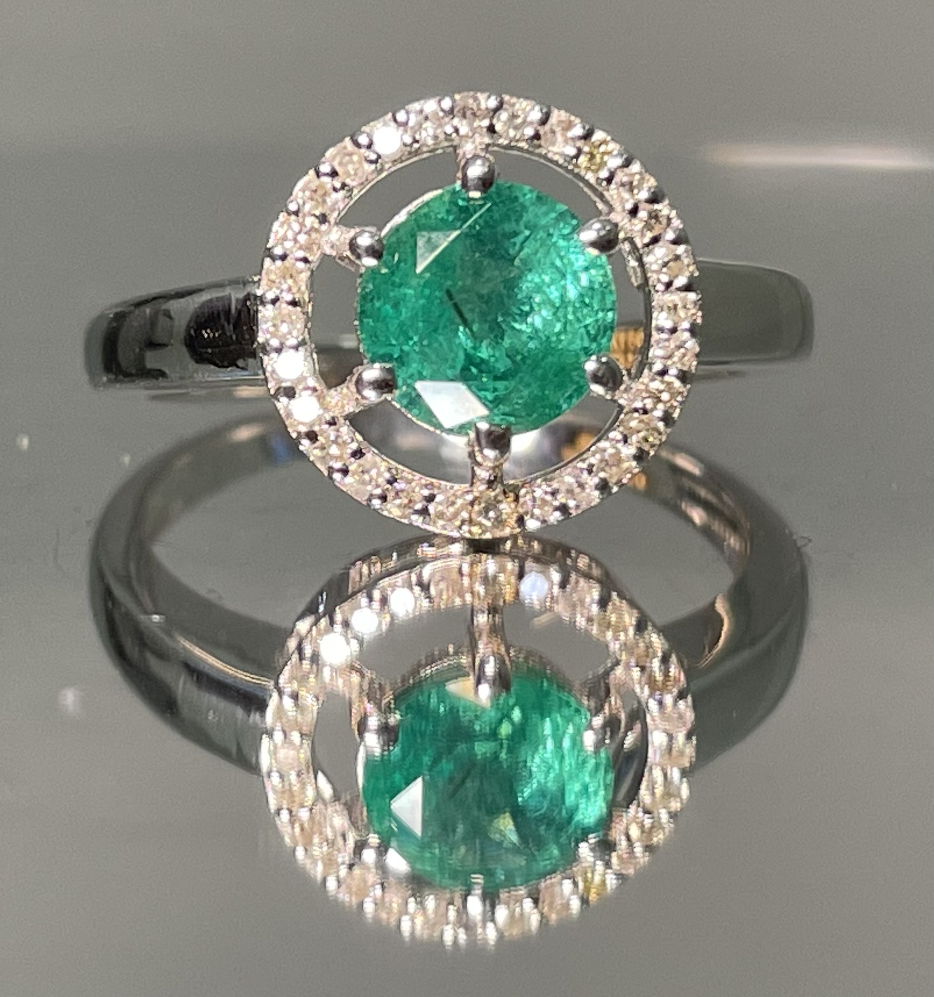 Beautiful Natural Emerald Ring With Natural Diamonds And 18k Gold - Image 4 of 8