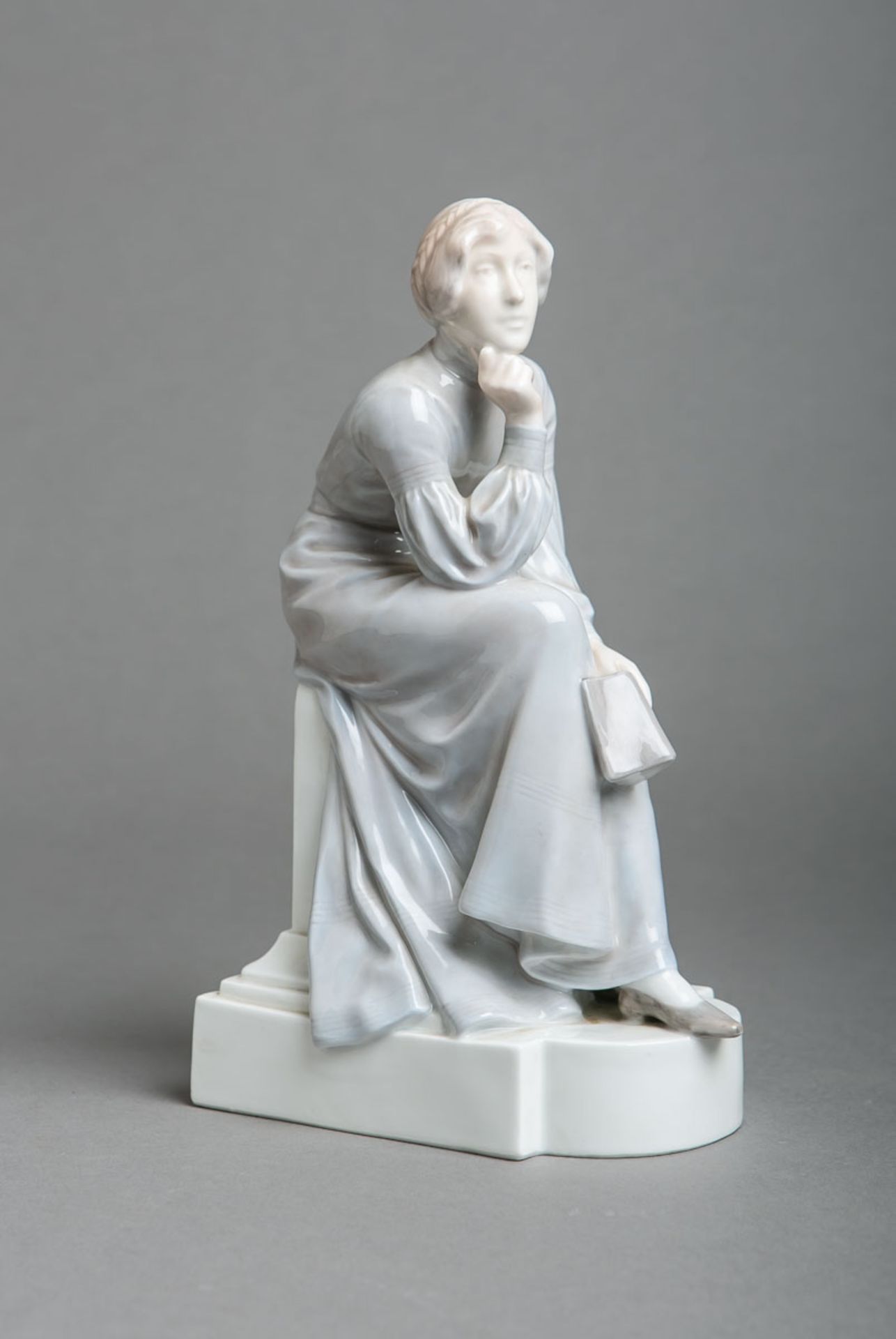Figur "Sitzende Frau m. Buch" (Royal Copenhagen, wohl Anfang 20. Jh.)