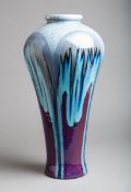 Bodenvase (20. Jh.), Keramik, heller Scherben m. Laufglasur in grau/blau u. lila Tönen, sich nach un