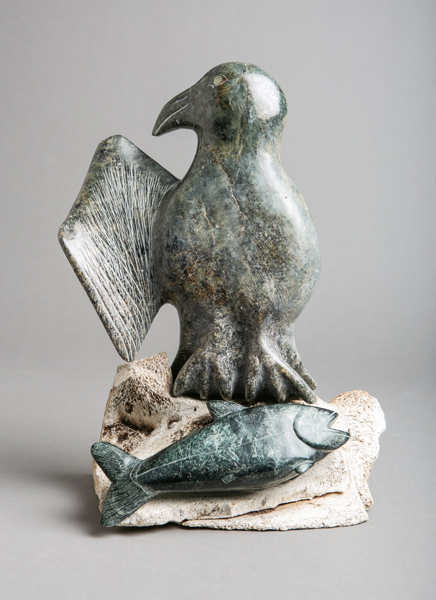 Künstler/in unbekannt (wohl 20./21. Jh.), Inuit-Figur "Vogel und Fisch auf Sockel" (Igloolik)
