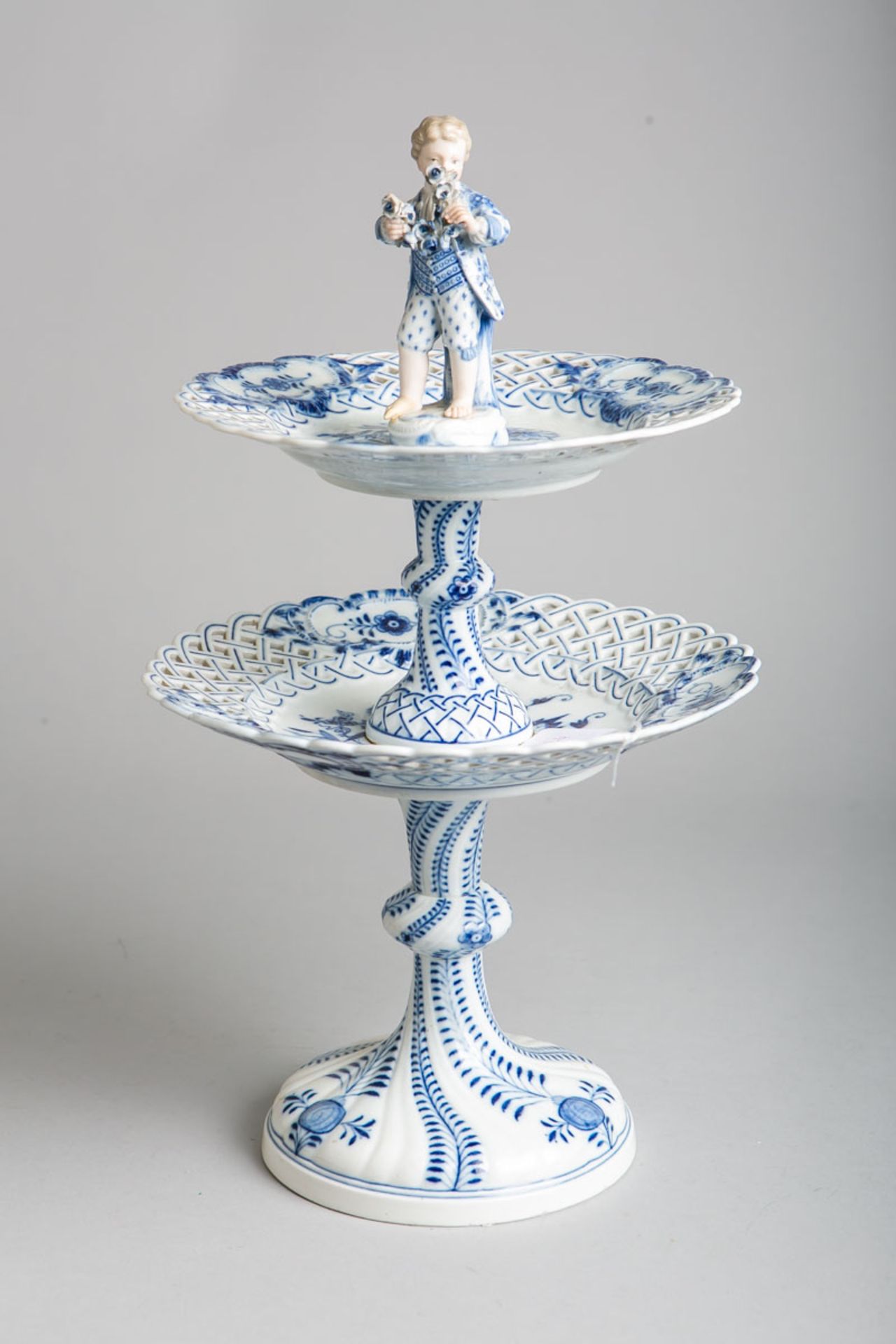 Etagere m. aufgesetzter Knaben-Figur (Meissen, 2. Wahl, 19. Jh.)