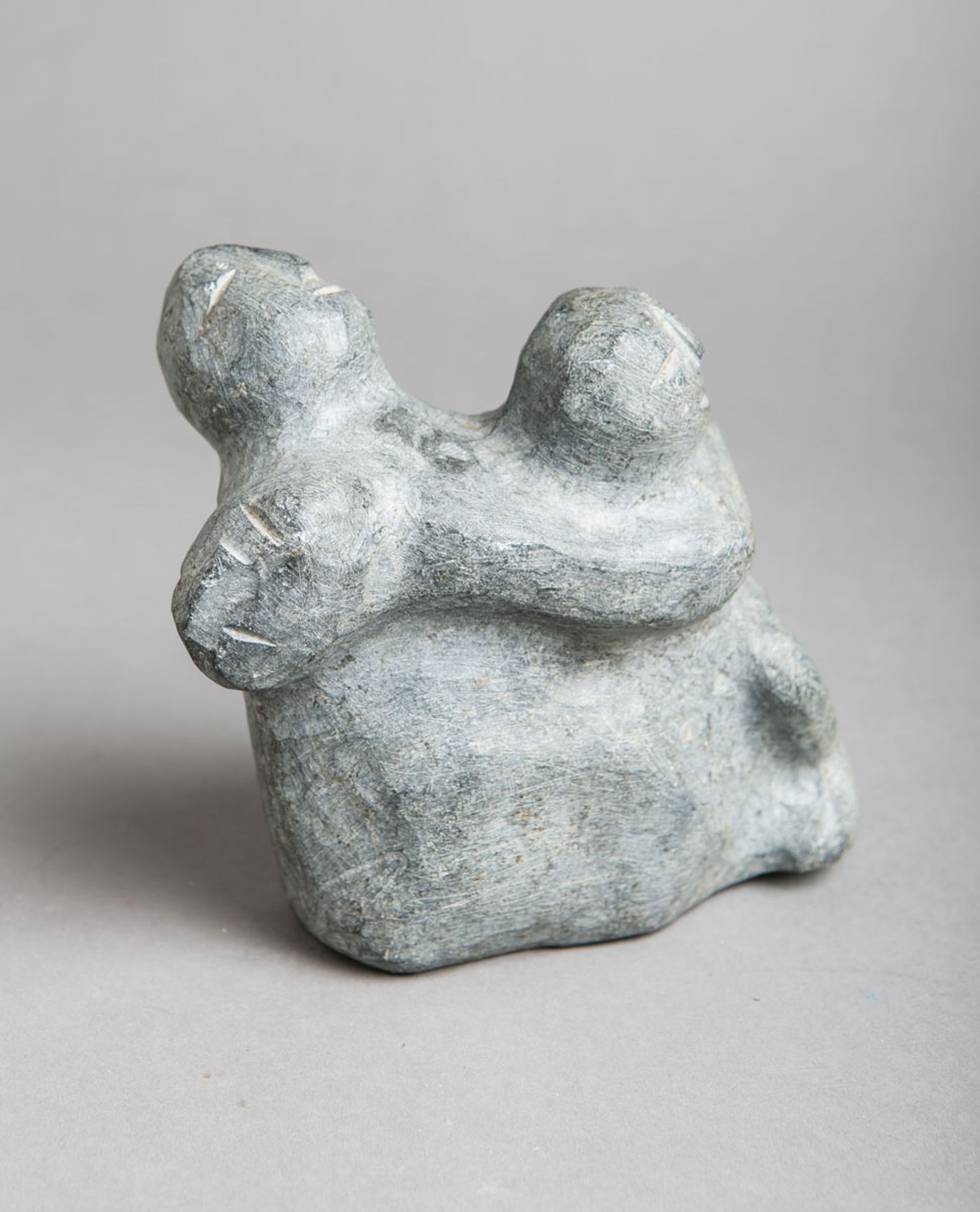 Anowtalik, Luke (1932 - 2006), Inuit-Figur "Mutter und Kinder" (Arviat)