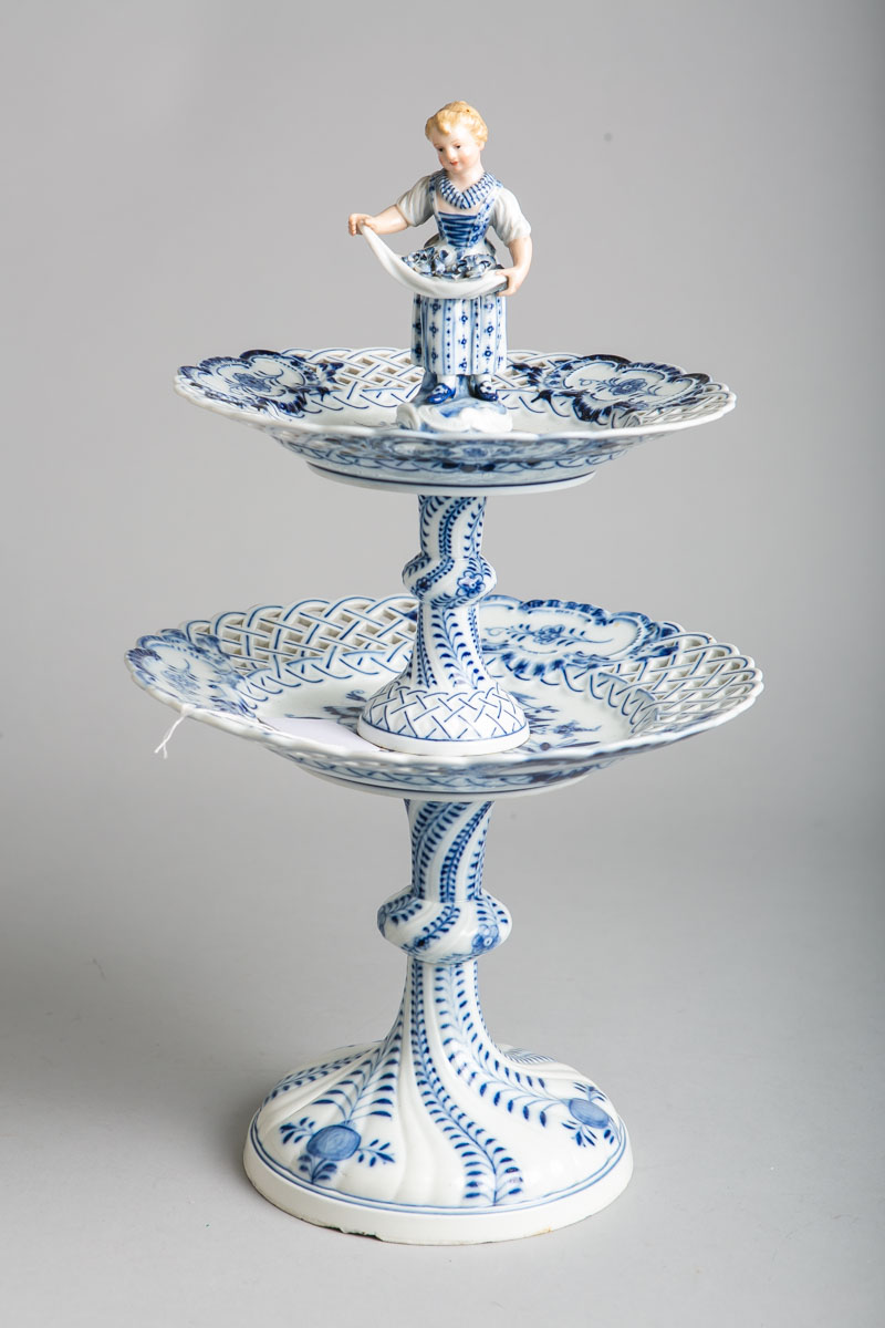 Etagere m. aufgesetzter Mädchen-Figur (Meissen, 1. Wahl, 19. Jh.)