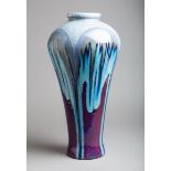 Bodenvase (20. Jh.), Keramik, heller Scherben m. Laufglasur in grau/blau u. lila Tönen, sich nach un