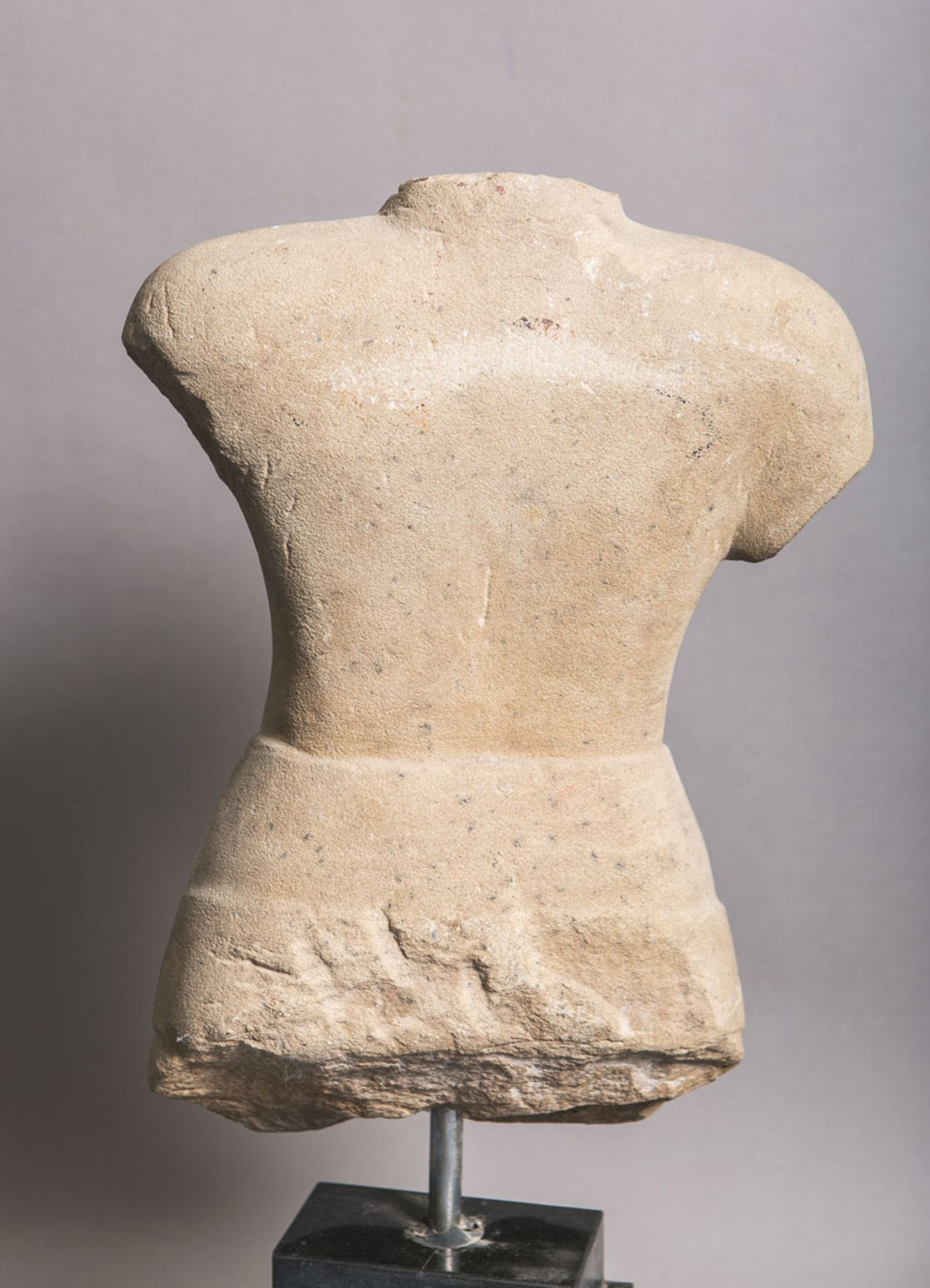 Weiblicher Torso einer Göttin (wohl Indien o. Indonesien, 16./17. Jh.) - Image 3 of 5