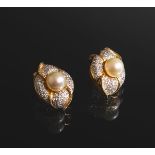 Paar Ohrclips mit Perle und Diamantbesatz 585 GG/WG