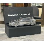 Sammlermodell des Porsche Taycan Turbo S