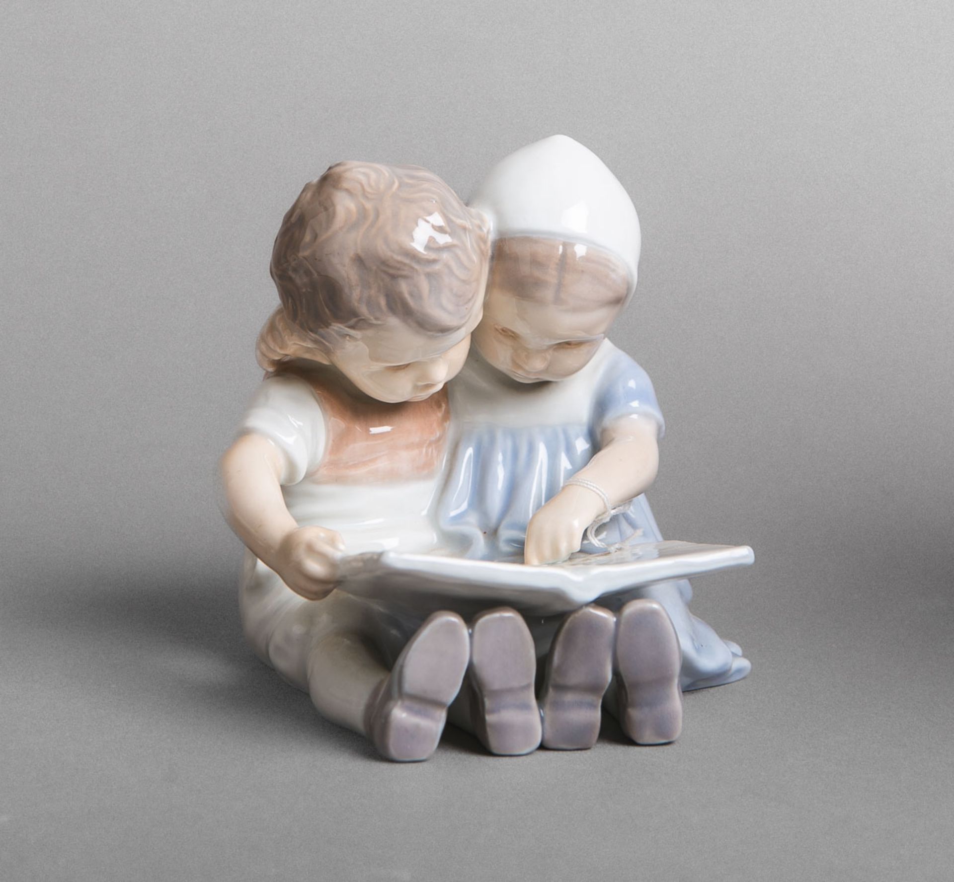 Porzellanfigur "Kinderpaar beim Lesen" (B u. G, Copenhagen)