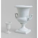 Zwei Vasen in Urnenform