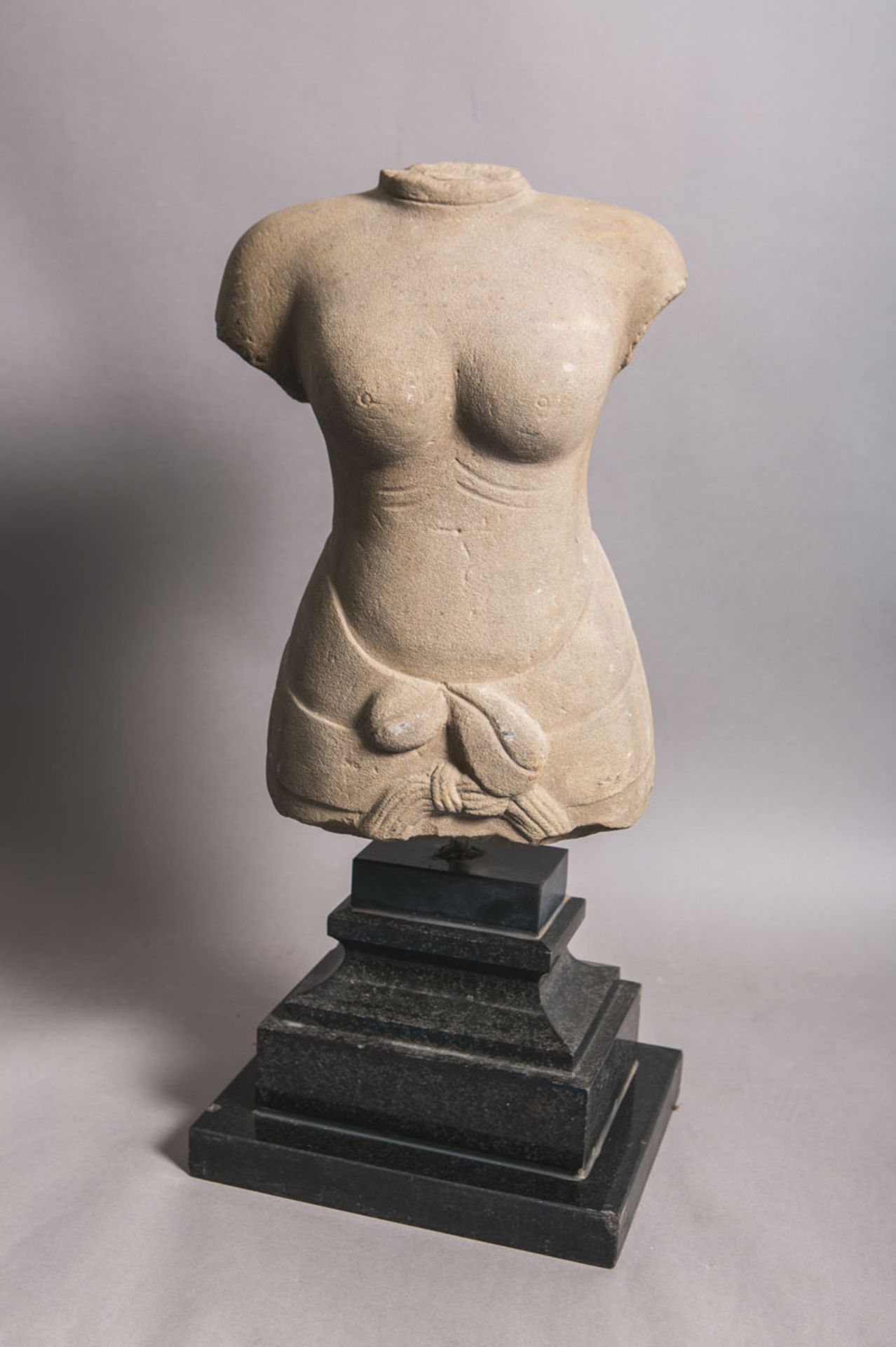 Weiblicher Torso einer Göttin (wohl Indien o. Indonesien, 16./17. Jh.)