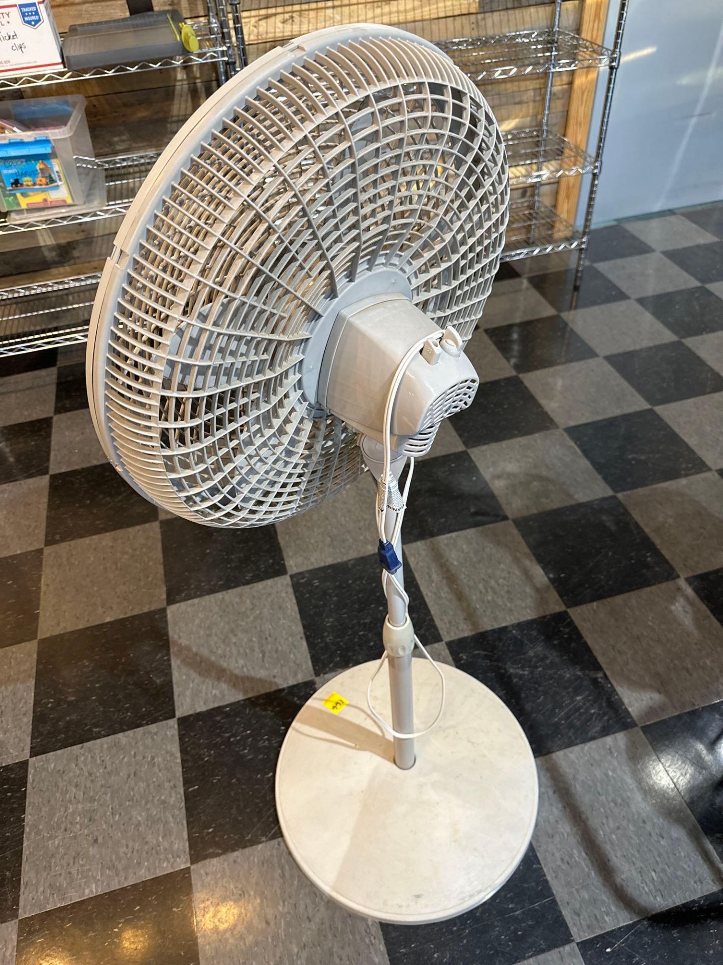 Oscillating fan on stand - Image 2 of 2