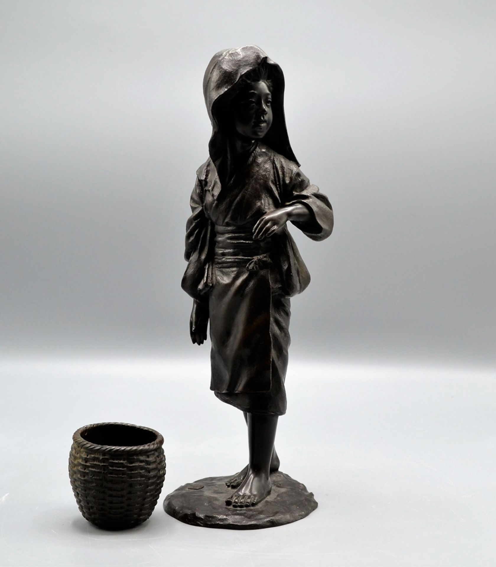 Bronze Figur wohl Japan Korbträgerin ca. 28 cm, Korbbefestigung beschädigt, Plakette mit Schriftzei