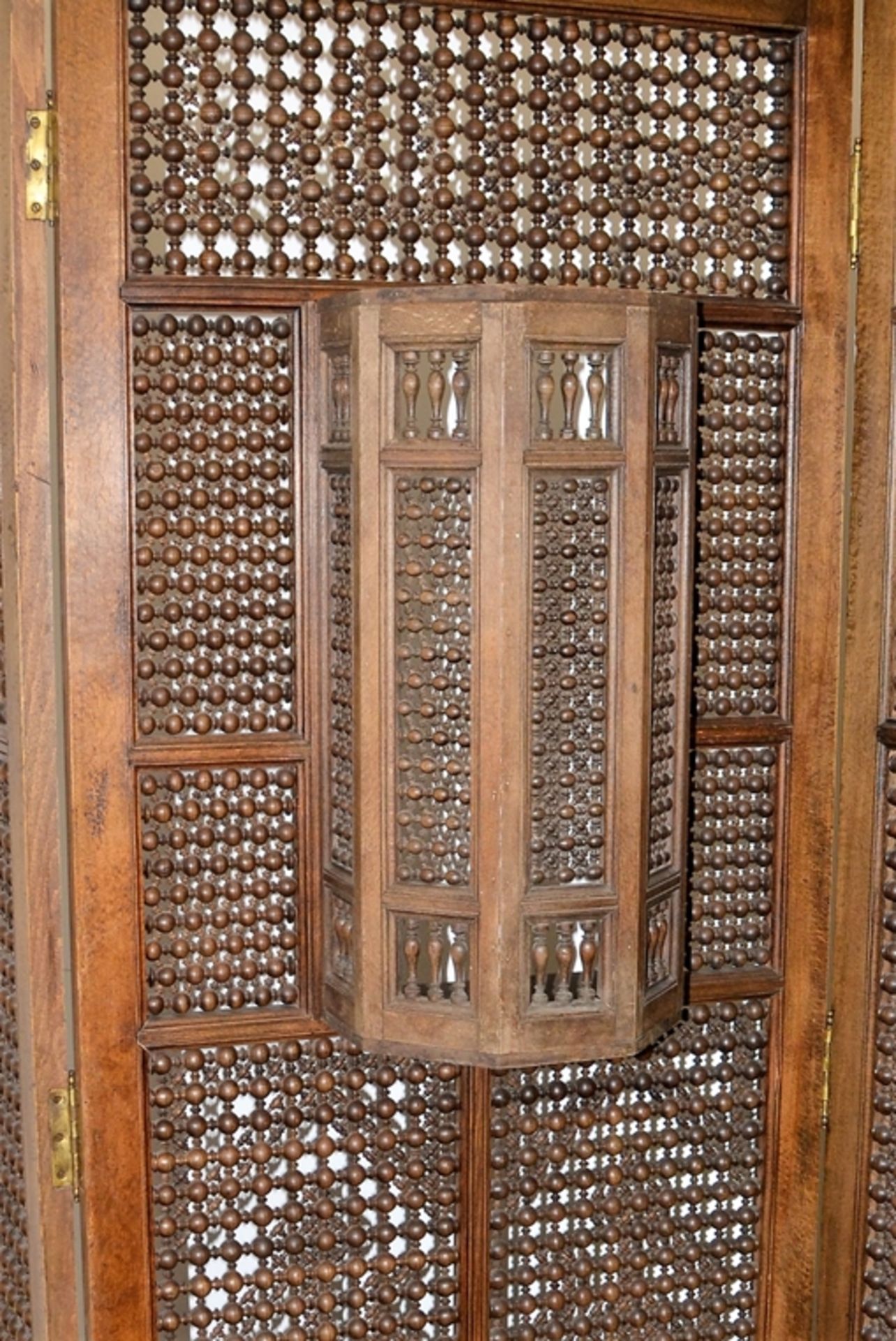 Dreiteiliger Holz Paravent im afrikanischen Stil 20 Jhd., Felder oben mit gedrechselten Zierteilen, - Bild 3 aus 5