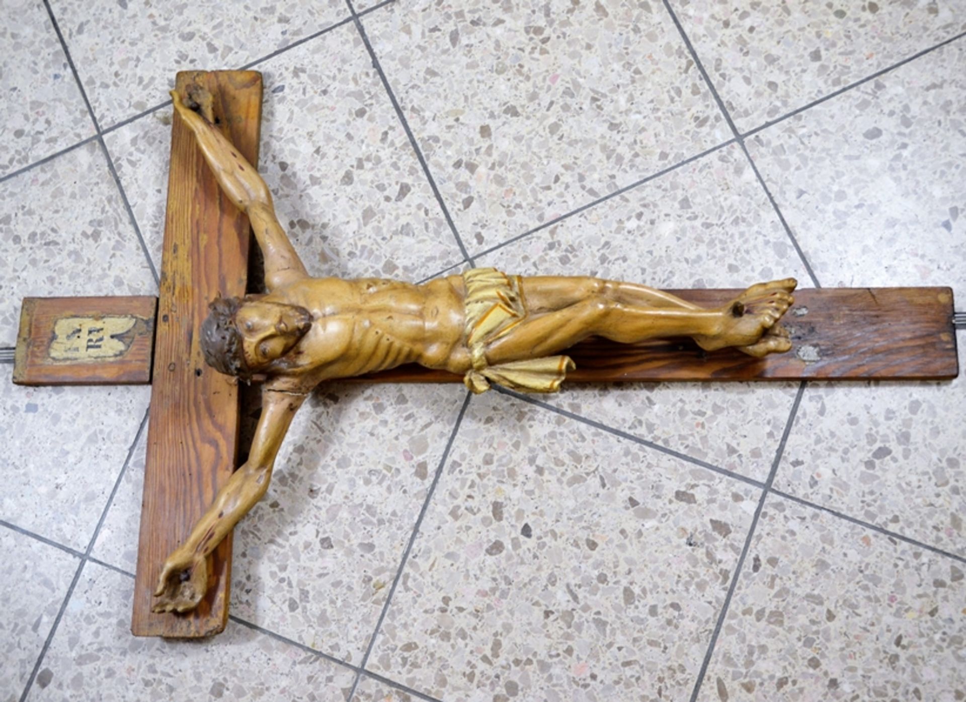 Kruzifix Christus Schnitzfigur 19 Jhdt. bäuerliche Volkskunst ca. 93 cm, Finger li. Hand beschädigt - Bild 2 aus 3