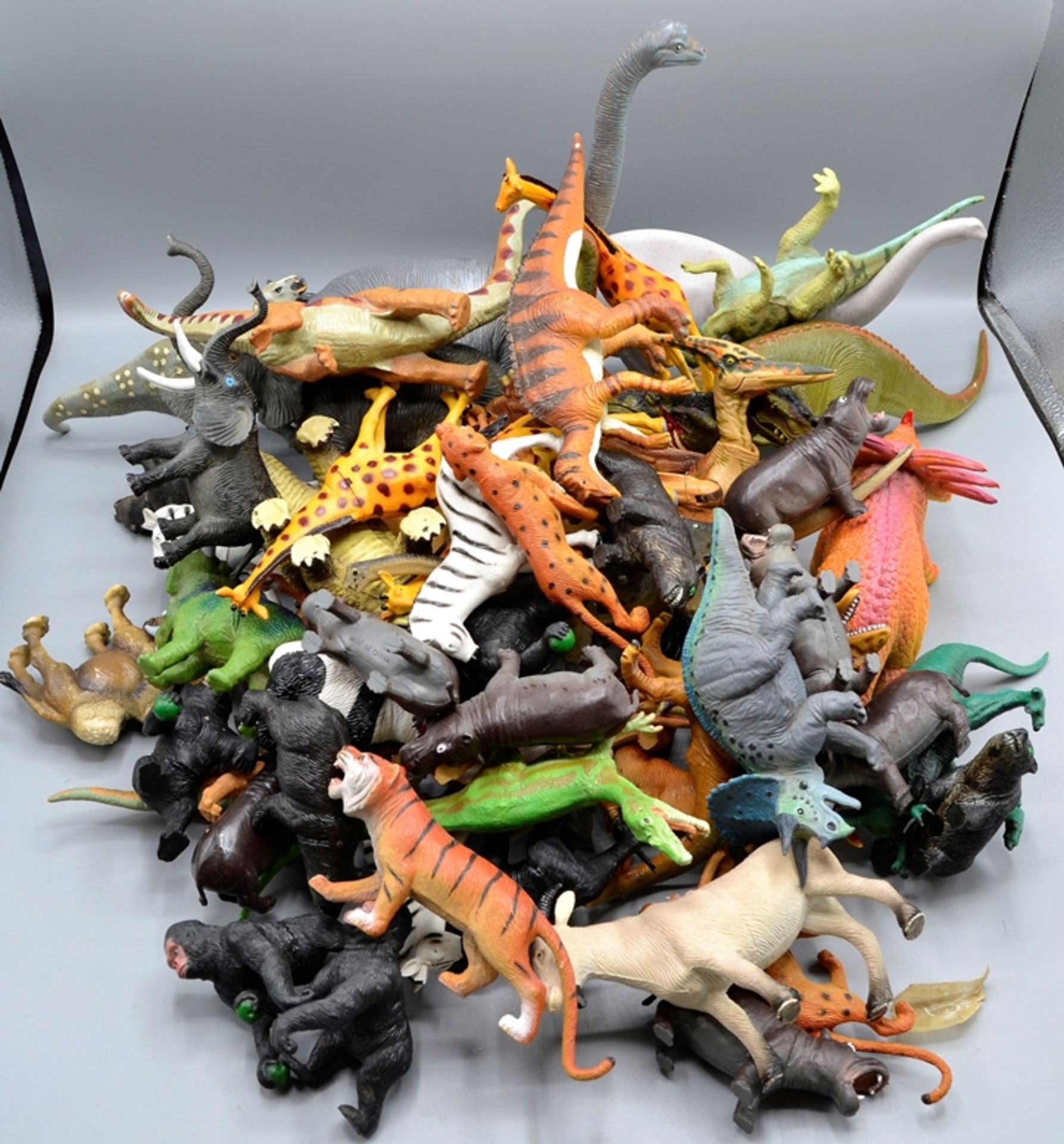 Spielzeugfiguren Spielzeugtiere Dinosaurier etc. Konvolut ca. 4,7 kg, darunter viele Dinosaurier, b