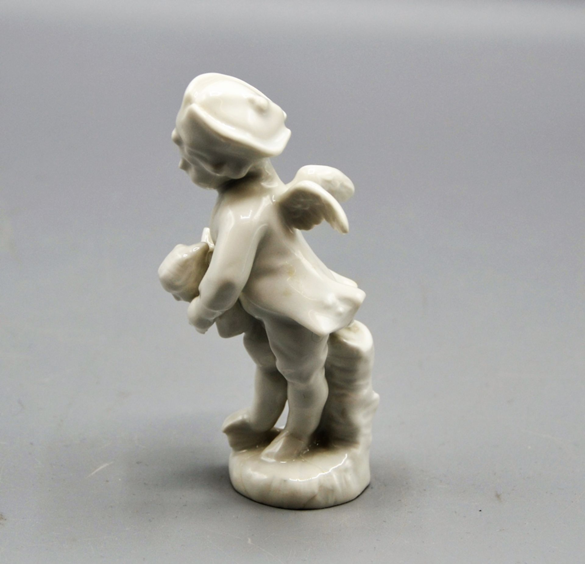 KPM Berlin Putto Porzellanfigur ca. 9 cm, restaurierter Bruch unten am Sockel - Bild 2 aus 3