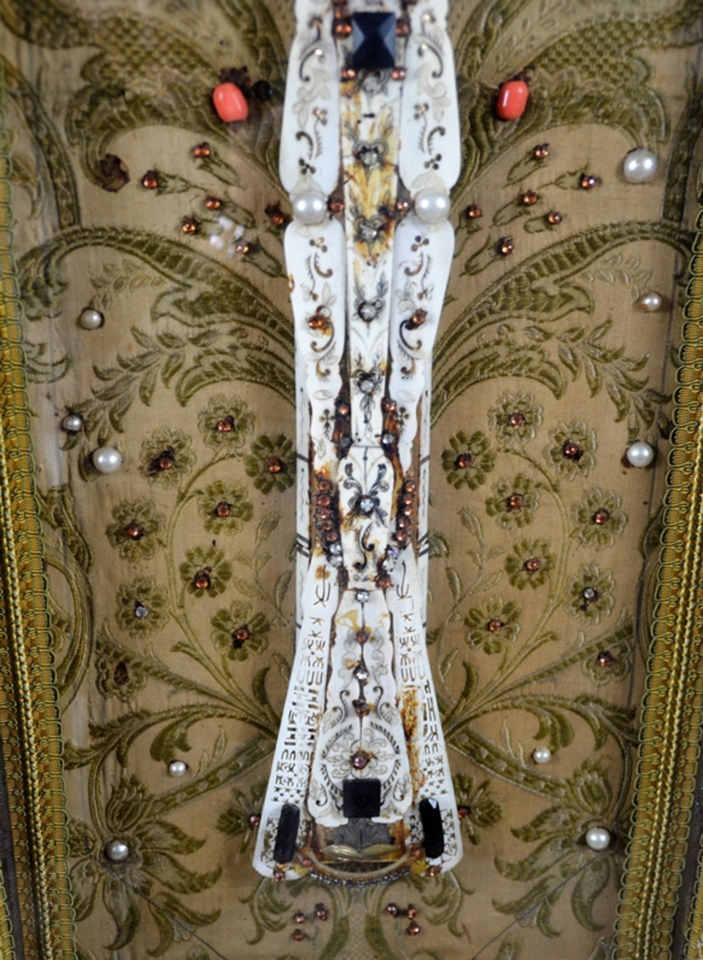 Klosterarbeit Kreuz verglaster Kastenrahmen 20 Jhdt., aufwendig gearbeitet, ca. 66,5 x 30,5 cm, ein - Image 3 of 4