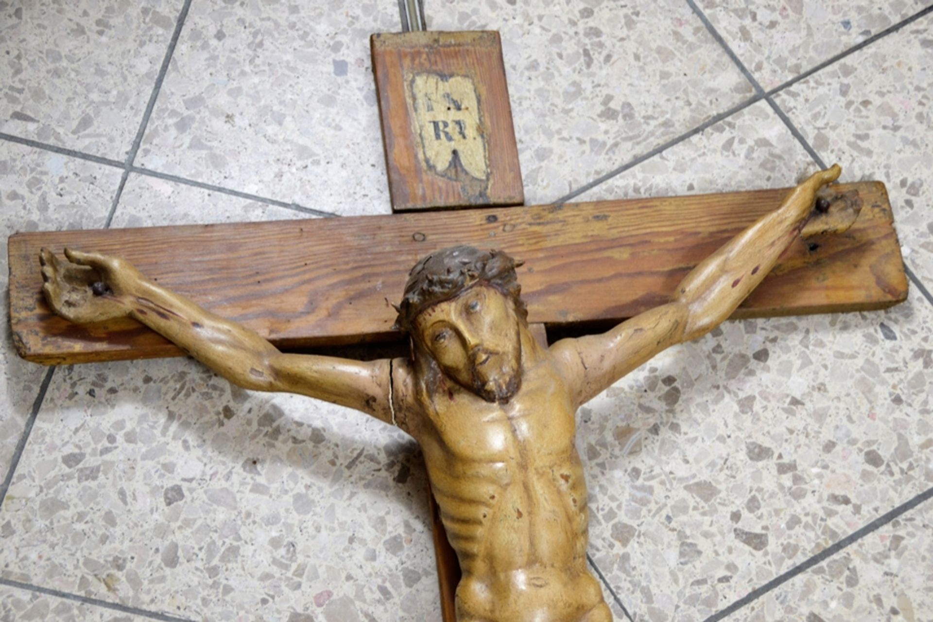 Kruzifix Christus Schnitzfigur 19 Jhdt. bäuerliche Volkskunst ca. 93 cm, Finger li. Hand beschädigt - Bild 3 aus 3