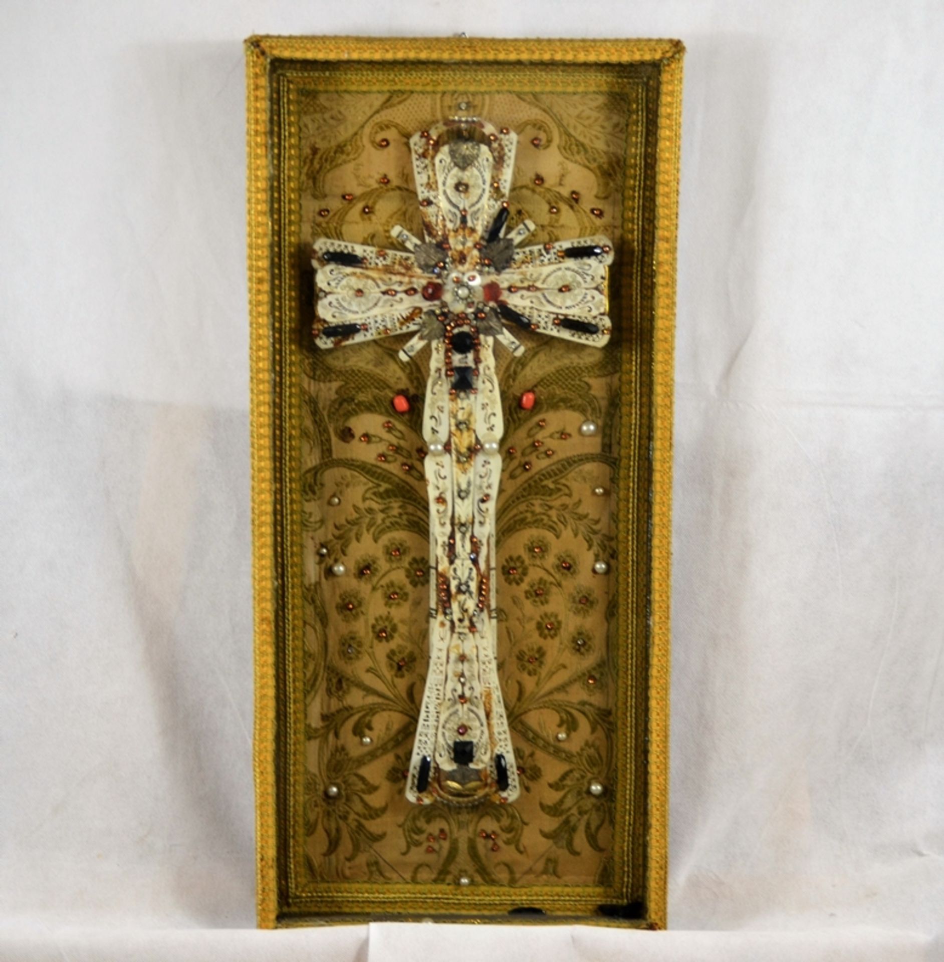 Klosterarbeit Kreuz verglaster Kastenrahmen 20 Jhdt., aufwendig gearbeitet, ca. 66,5 x 30,5 cm, ein