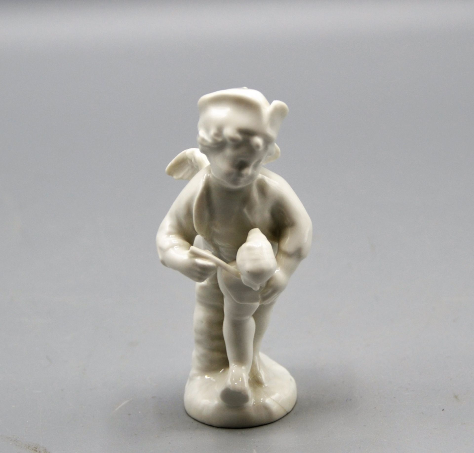 KPM Berlin Putto Porzellanfigur ca. 9 cm, restaurierter Bruch unten am Sockel