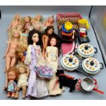 Barbie Puppen Mattel Puppenstuben Zubehör etc. Konvolut, 11 Mattel Barbie Puppen, kleine Puppen, di