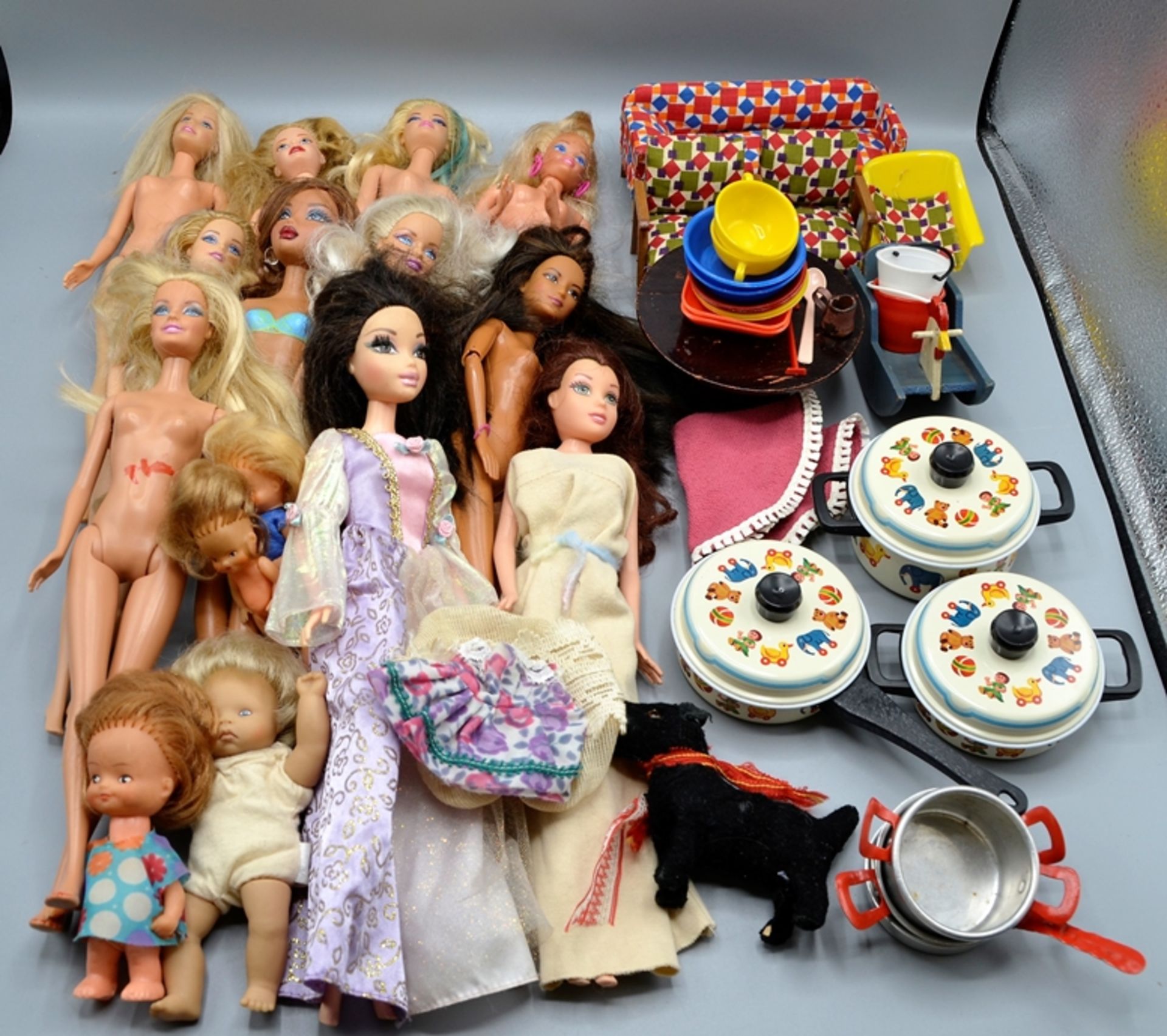 Barbie Puppen Mattel Puppenstuben Zubehör etc. Konvolut, 11 Mattel Barbie Puppen, kleine Puppen, di