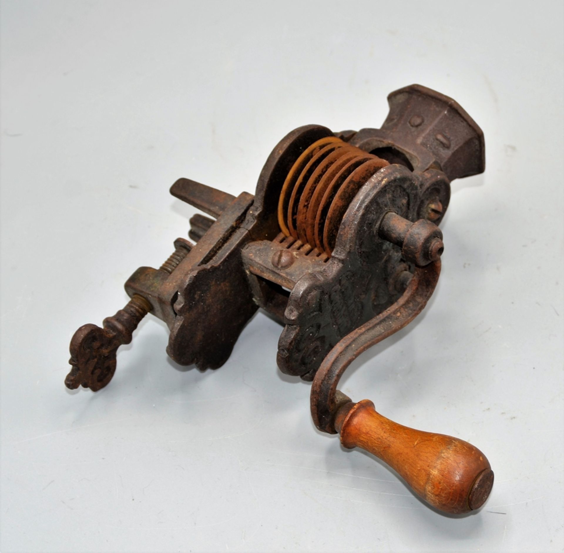 Bohnenschneider CG Bohnenschnippler Gusseisen um 1900