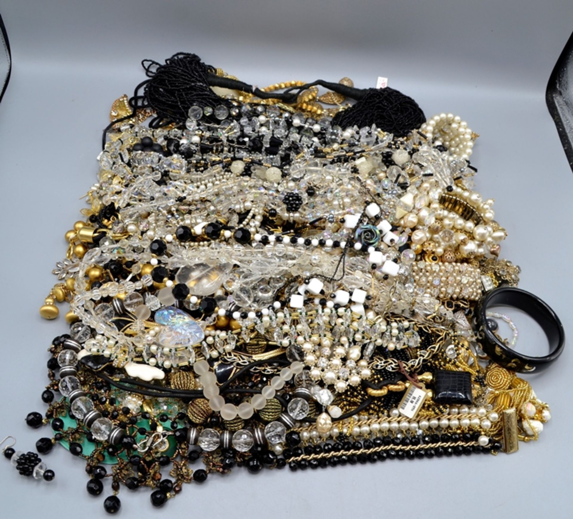 Modeschmuck Glas Strass Schwarz Gold etc. hochwertig Konvolut ca. 4,8 kg, überw. unbenutzte St., ve