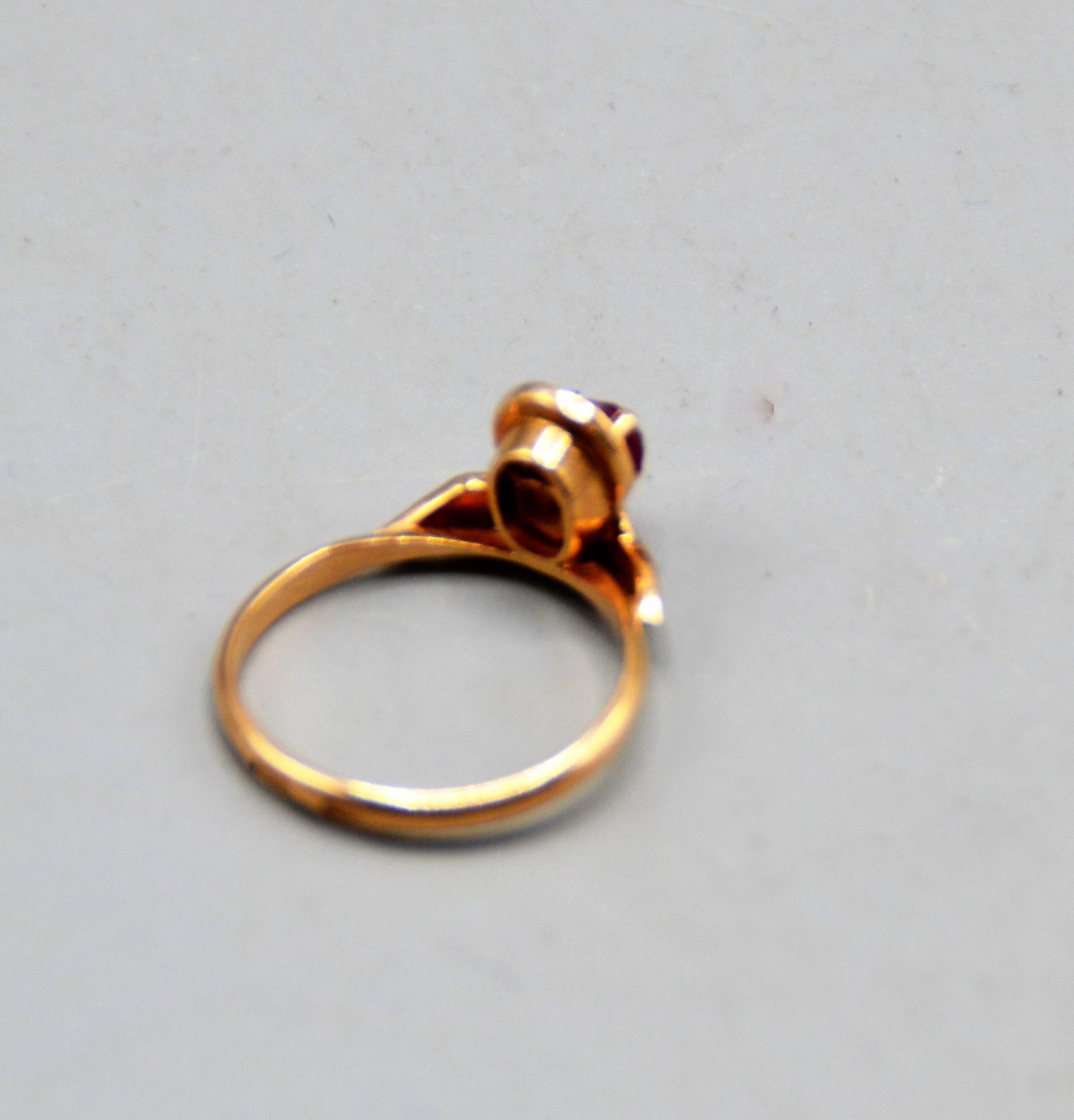 Goldring Rubin schwarzes Emaille 583 Gold, Ø Rubin ca. 4,3 mm, Ring Ø 18 mm, 2,9 g - Image 3 of 3