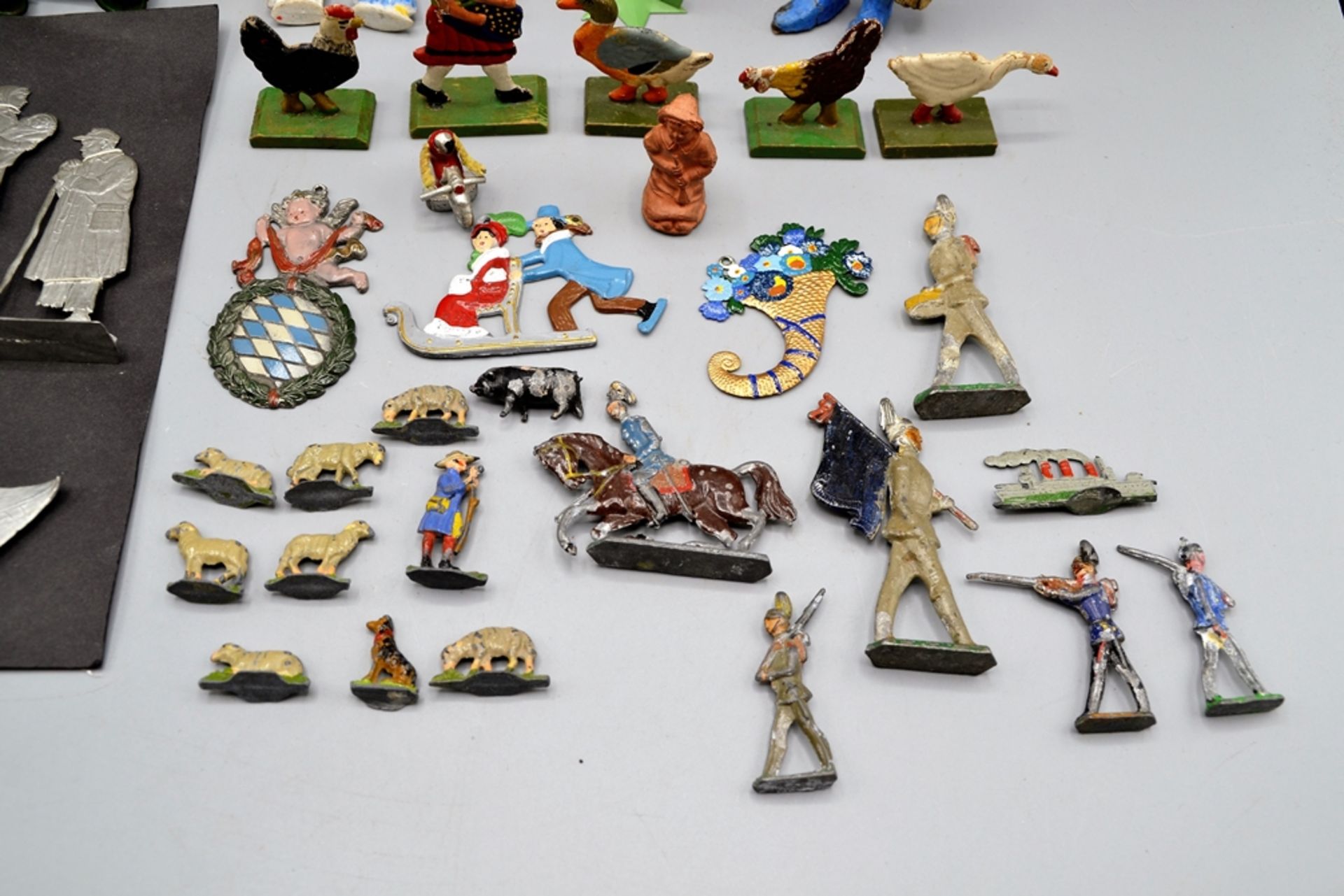 Zinnfiguren Massefiguren Holzfiguren etc. Konvolut, darunter Soldaten, Jäger, Tiere, Zwerg, Hirte u - Image 2 of 3
