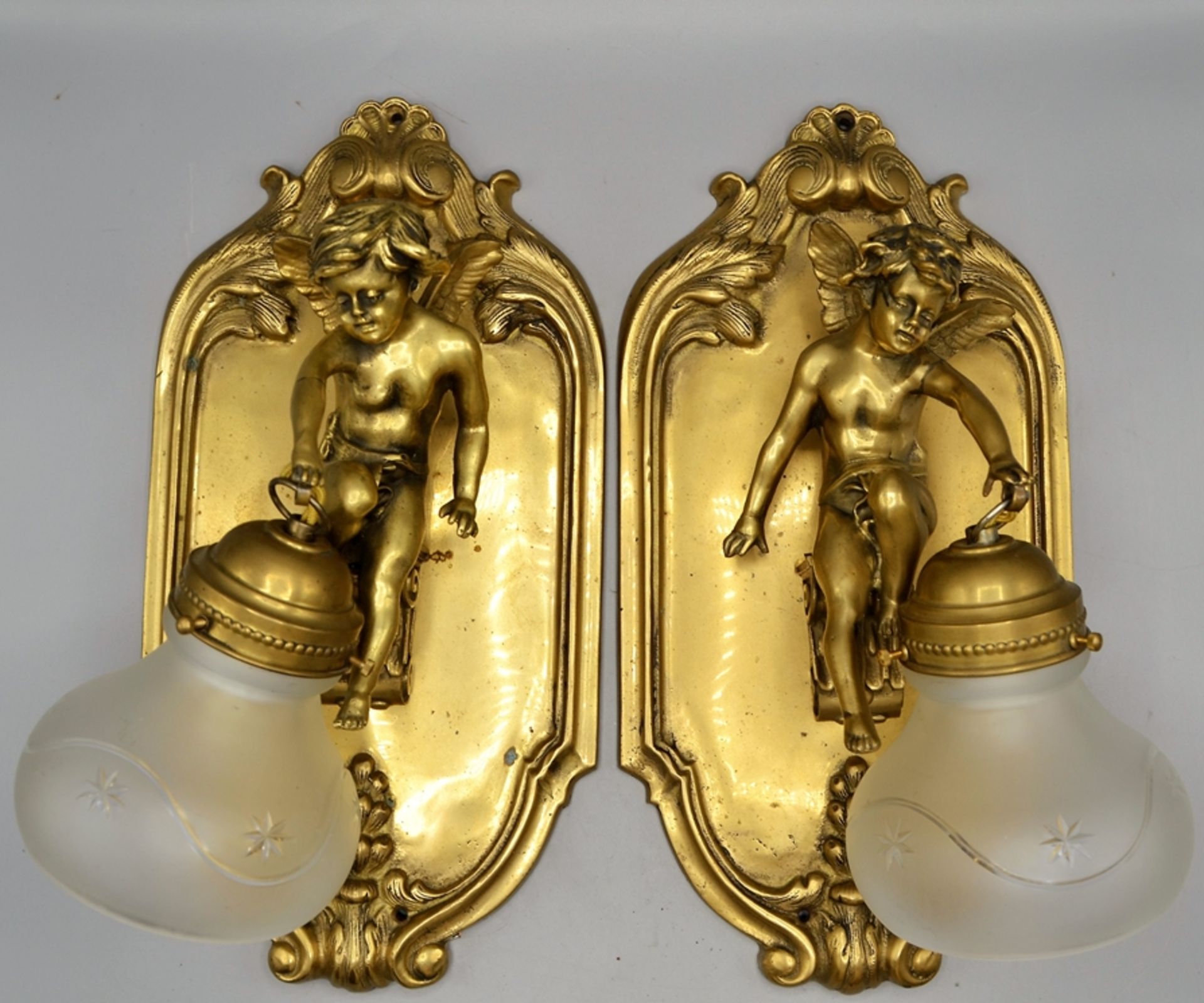 Paar Engel Putti Wandlampen Messing Glas 20 Jhdt., vollplastisch ausgeführte Engel, ca. 36 x 18,5 c