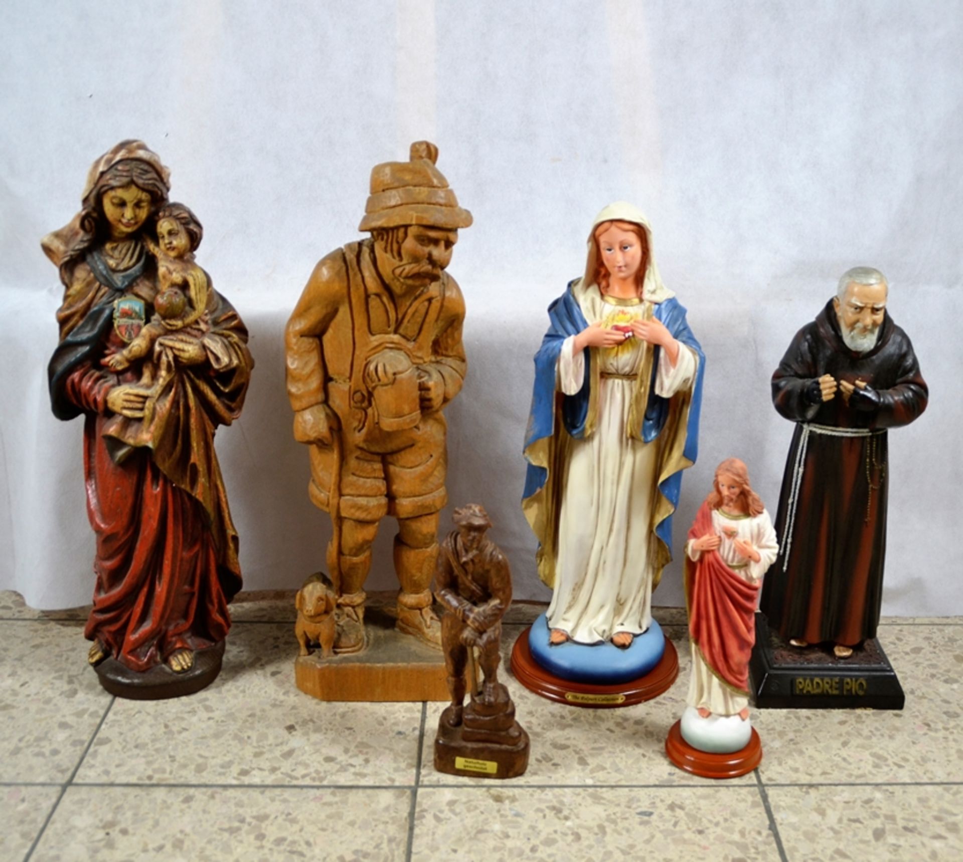 Padre Pio Madonna Jesus Kunststoff Holz Figuren Konvolut 5-teilig, 4 x Kunststoff, 2 x Holz
