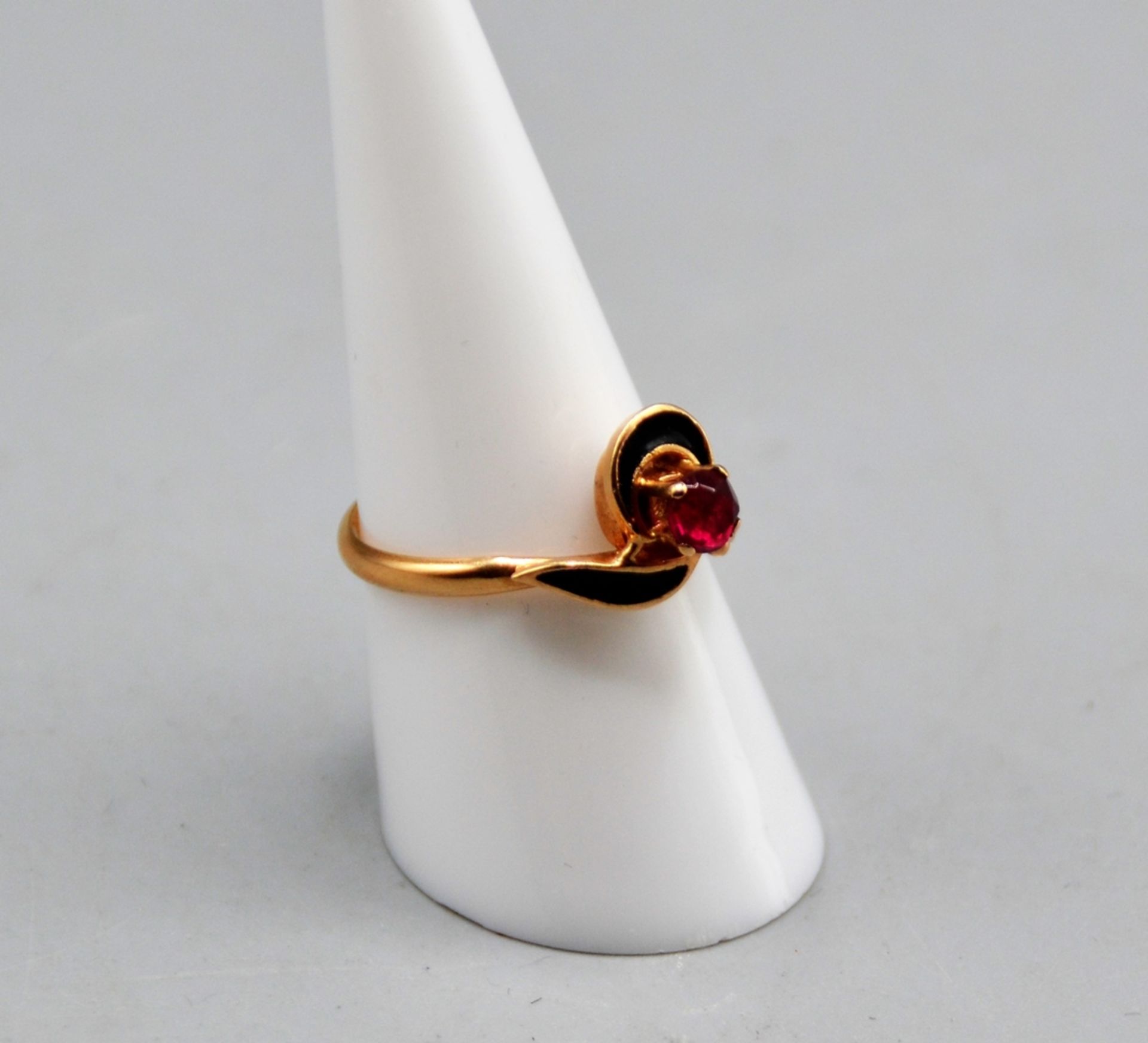 Goldring Rubin schwarzes Emaille 583 Gold, Ø Rubin ca. 4,3 mm, Ring Ø 18 mm, 2,9 g - Image 2 of 3