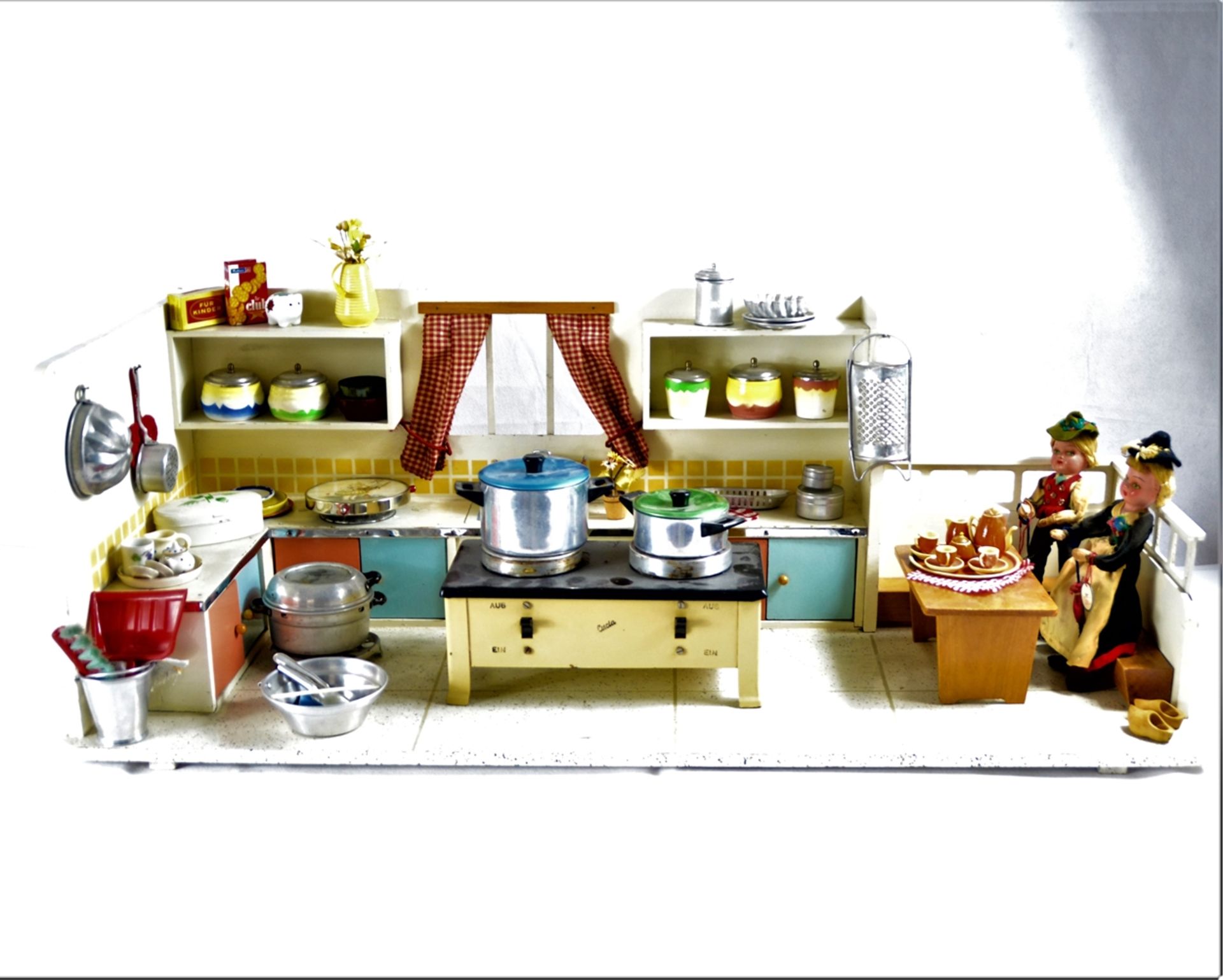 Puppenküche mit Inhalt Mitte 20 Jh., ca. 79 x 32 x 28 cm (B x T x H), mit Elektroherd Lucia (Elektr - Image 2 of 4